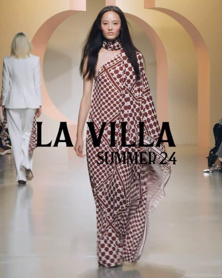 レオナールのインスタグラム：「Retour aux abords de « La Villa », collection LEONARD PARIS Printemps/Eté 24 * Back to the outskirts of « The Villa », LEONARD  PARIS’ Spring/Summer 24 collection  #leonardparis #leonardss24 #leonardfashionshow #springsummer24 #ss24 #parisfashionweek #pfw」