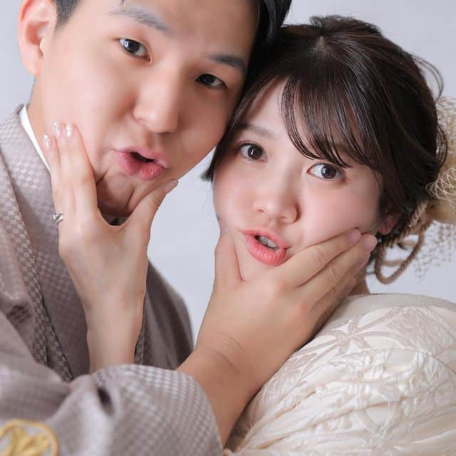 プレ花嫁の結婚式準備サイト farny 【ファーニー】のインスタグラム：「@farny_weddingをフォローして #プラコレ #美花嫁図鑑 を付けて投稿してください⡱ . ‥‥‥‥‥‥‥‥‥‥‥‥‥‥ Today's wedding photo from... @itomai_nstagram さん⚐* . ほっぺをむにっとした お二人の前撮りフォトが可愛すぎる🤍  少しゆるっとしたラフな撮影も 素敵ですよね💭  お二人らしいフォトを残してみてください✨ . ‥‥‥‥‥‥‥‥‥‥‥‥‥‥ . \\花嫁ライター募集中// @farny_wedding のDMに ”farny花嫁ライター希望”とお送りください✈︎✉︎ . \\花嫁アプリ // プロのアドバイザーに結婚式の相談を何度でも ウェディングドレスの記事や、 自分のウェディングレポを残せちゃう♡” . >>>TOPのURLからcheck ⋈ @placole_dressy >>>結婚のご相談は プラコレウェディングアドバイザーへ♡ @wedding_adviser >>>ウェディングレポを残したいなら、 farny by プラコレをcheck ✎ @farny_wedding >>>ウェディングアイデア＆DIYは ドレシーアイデアcheck ❁ @dressy_idea >>>素敵なドレスに出会いたい花嫁さま♡ @dressyonline_をcheck >>>お洒落で可愛いパパママ婚やフォトは @dressy.baby をcheck ∴ >>>鎌倉にOPEN”お花とドレスと紅茶のカフェ” @dressyroom_teaをcheck𓌉𓇋 >>>名古屋にOPEN”ウェディング体験型カフェ @dressycafe_nagoya をcheck𓌉𓇋 . ‥‥‥‥‥‥‥‥‥‥‥‥‥‥  #一度きりの人生一度は魔法にかけられて #結婚準備 #結婚式 #結婚式場 #当日レポ #撮影指示書 #weddingtbt #weddingdress #ウェディングドレス #ウェディングフォト #ブライダルフェア #farnyレポ #美花嫁図鑑 #mydress #大人可愛い #花嫁コーデ #花嫁コーディネート　#和装 #和装前撮り #前撮り」