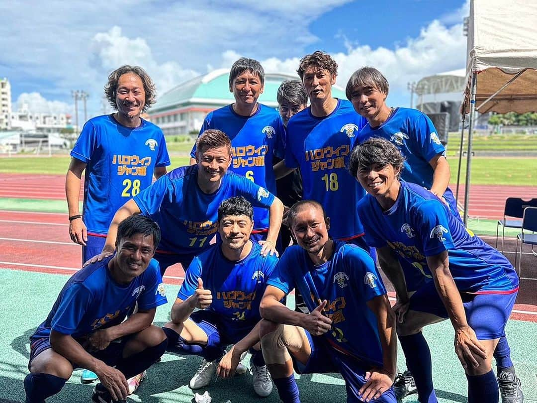 石川直宏さんのインスタグラム写真 - (石川直宏Instagram)「『宝くじスポーツフェア ドリーム・サッカー in 沖縄』  沖縄市へ行ってきました🛫 まだまだ暑い🔥  午前中は大先輩金田さんとサッカー教室でドリブル指導をメインで。恐縮です。  午後は沖縄市選抜と30分ハーフのドリーム・ゲーム🤝  素晴らしいメンバーと勝利する事が出来ました✨  奥寺団長をはじめ、日本代表OBの皆さん 沖縄市の皆さん 関係者の皆さん  ありがとうございました🙌  楽しかったけど、膝がそろそろ限界！？ 今日もユルユルガクガク。  ドクターに診察していただいたら、古傷の左膝ACL(前十字靱帯)が伸びてしまっていて、ほぼ機能していないらしい・・・  変形性膝関節症まっしぐ😱 このままだと将来は人工関節になってしまうので、ACL再腱のオペも考えないと。  まだまだ楽しくボール蹴りたいからな〜⚽️  でもオペやだな。 人工関節もやだな。 どーすりゃいーんだ💦  とはいえ今週はNAO's FARM CUP 来週は種子島でのBig Vision  暫くは上手く付き合いながらだけど、 乗り越えられるのか！？  #宝くじドリームフェア  #宝くじドリームサッカー #サッカー日本代表OB #JFA #日本サッカー協会 #奥寺康彦 団長 #永島昭浩 監督 #金田喜稔 さん #小島伸幸 さん #北澤豪 さん #岡野雅行 さん #中西永輔 さん #城彰二 さん #波戸康広 さん #久保竜彦 さん #福西崇史 さん #都築龍太 さん #本山雅志 さん #中田浩二 さん #播戸竜二 さん #坪井慶介 さん #加地亮 さん #巻誠一郎 さん #駒野友一 #鈴木啓太 #佐藤寿人 #桑原学 MC #NaohiroIshikawa #石川直宏」10月9日 0時00分 - sgss.18