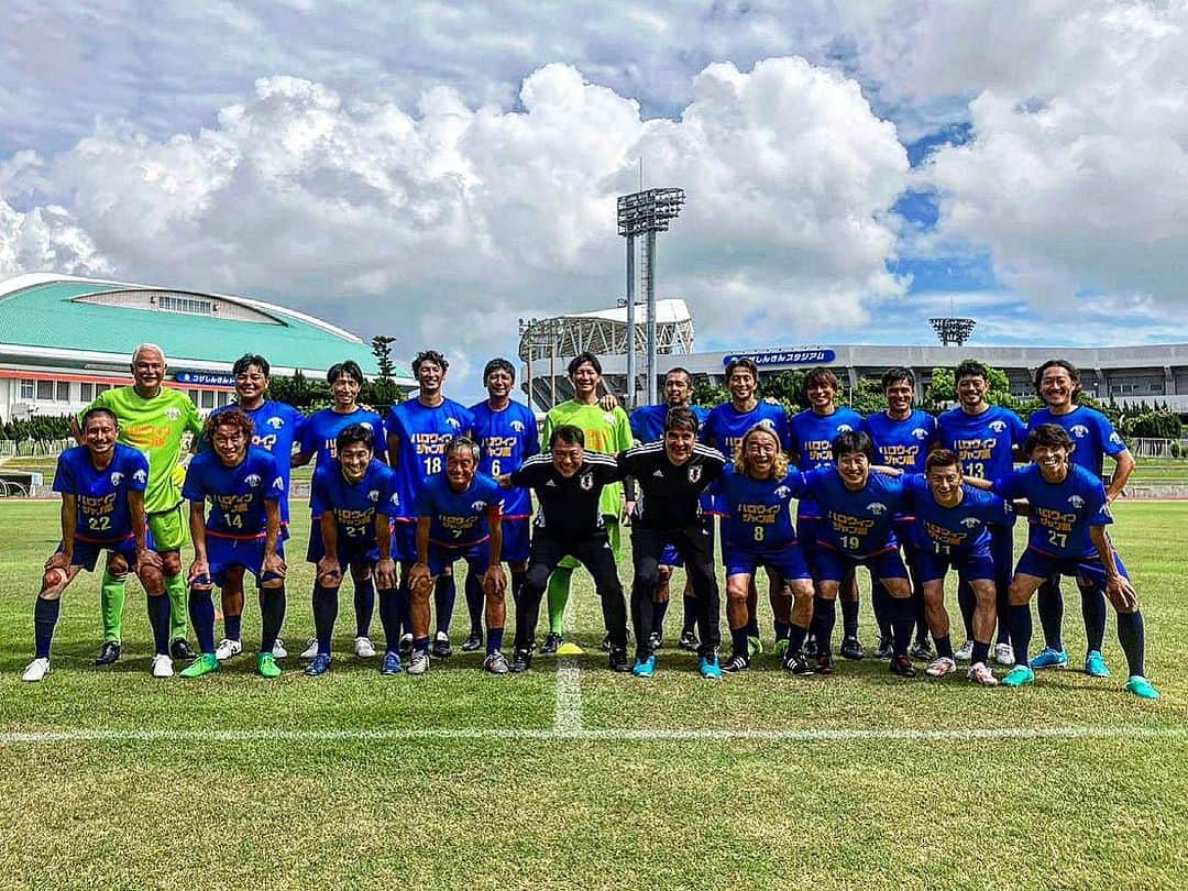 石川直宏のインスタグラム：「『宝くじスポーツフェア ドリーム・サッカー in 沖縄』  沖縄市へ行ってきました🛫 まだまだ暑い🔥  午前中は大先輩金田さんとサッカー教室でドリブル指導をメインで。恐縮です。  午後は沖縄市選抜と30分ハーフのドリーム・ゲーム🤝  素晴らしいメンバーと勝利する事が出来ました✨  奥寺団長をはじめ、日本代表OBの皆さん 沖縄市の皆さん 関係者の皆さん  ありがとうございました🙌  楽しかったけど、膝がそろそろ限界！？ 今日もユルユルガクガク。  ドクターに診察していただいたら、古傷の左膝ACL(前十字靱帯)が伸びてしまっていて、ほぼ機能していないらしい・・・  変形性膝関節症まっしぐ😱 このままだと将来は人工関節になってしまうので、ACL再腱のオペも考えないと。  まだまだ楽しくボール蹴りたいからな〜⚽️  でもオペやだな。 人工関節もやだな。 どーすりゃいーんだ💦  とはいえ今週はNAO's FARM CUP 来週は種子島でのBig Vision  暫くは上手く付き合いながらだけど、 乗り越えられるのか！？  #宝くじドリームフェア  #宝くじドリームサッカー #サッカー日本代表OB #JFA #日本サッカー協会 #奥寺康彦 団長 #永島昭浩 監督 #金田喜稔 さん #小島伸幸 さん #北澤豪 さん #岡野雅行 さん #中西永輔 さん #城彰二 さん #波戸康広 さん #久保竜彦 さん #福西崇史 さん #都築龍太 さん #本山雅志 さん #中田浩二 さん #播戸竜二 さん #坪井慶介 さん #加地亮 さん #巻誠一郎 さん #駒野友一 #鈴木啓太 #佐藤寿人 #桑原学 MC #NaohiroIshikawa #石川直宏」