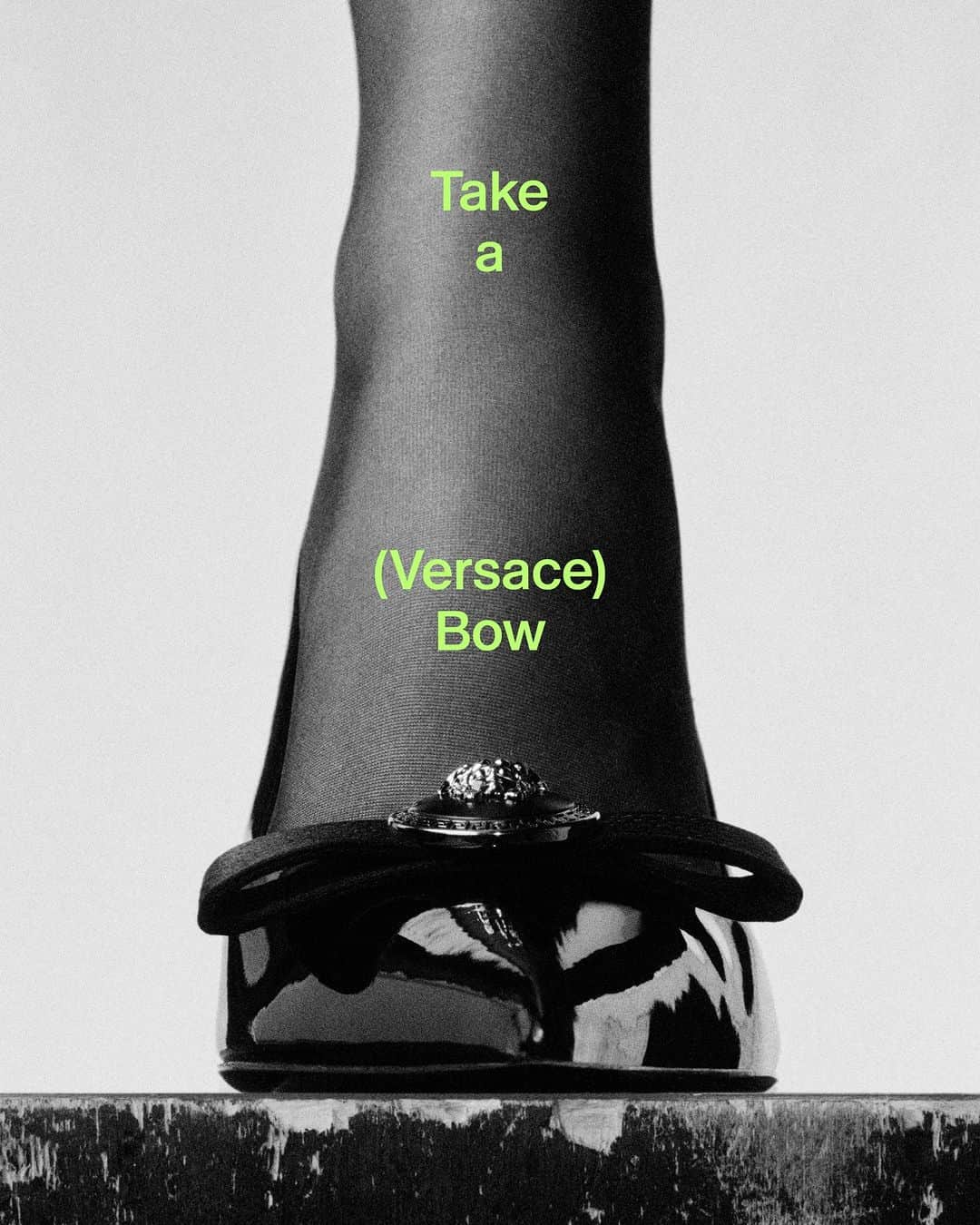 ジャンニヴェルサーチさんのインスタグラム写真 - (ジャンニヴェルサーチInstagram)「Gianni Ribbon Pumps  Photography by Ilya Lipkin  #VersaceFW23」10月9日 0時00分 - versace