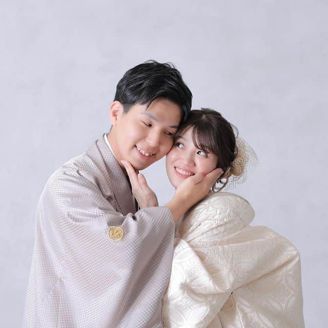 プレ花嫁の結婚式準備サイト farny 【ファーニー】さんのインスタグラム写真 - (プレ花嫁の結婚式準備サイト farny 【ファーニー】Instagram)「@farny_weddingをフォローして #プラコレ #美花嫁図鑑 を付けて投稿してください⡱ . ‥‥‥‥‥‥‥‥‥‥‥‥‥‥ Today's wedding photo from... @itomai_nstagram さん⚐* . ほっぺをむにっとした お二人の前撮りフォトが可愛すぎる🤍  少しゆるっとしたラフな撮影も 素敵ですよね💭  お二人らしいフォトを残してみてください✨ . ‥‥‥‥‥‥‥‥‥‥‥‥‥‥ . \\花嫁ライター募集中// @farny_wedding のDMに ”farny花嫁ライター希望”とお送りください✈︎✉︎ . \\花嫁アプリ // プロのアドバイザーに結婚式の相談を何度でも ウェディングドレスの記事や、 自分のウェディングレポを残せちゃう♡” . >>>TOPのURLからcheck ⋈ @placole_dressy >>>結婚のご相談は プラコレウェディングアドバイザーへ♡ @wedding_adviser >>>ウェディングレポを残したいなら、 farny by プラコレをcheck ✎ @farny_wedding >>>ウェディングアイデア＆DIYは ドレシーアイデアcheck ❁ @dressy_idea >>>素敵なドレスに出会いたい花嫁さま♡ @dressyonline_をcheck >>>お洒落で可愛いパパママ婚やフォトは @dressy.baby をcheck ∴ >>>鎌倉にOPEN”お花とドレスと紅茶のカフェ” @dressyroom_teaをcheck𓌉𓇋 >>>名古屋にOPEN”ウェディング体験型カフェ @dressycafe_nagoya をcheck𓌉𓇋 . ‥‥‥‥‥‥‥‥‥‥‥‥‥‥  #一度きりの人生一度は魔法にかけられて #結婚準備 #結婚式 #結婚式場 #当日レポ #撮影指示書 #weddingtbt #weddingdress #ウェディングドレス #ウェディングフォト #ブライダルフェア #farnyレポ #美花嫁図鑑 #mydress #大人可愛い #花嫁コーデ #花嫁コーディネート　#和装 #和装前撮り #前撮り」10月9日 0時00分 - farny_wedding