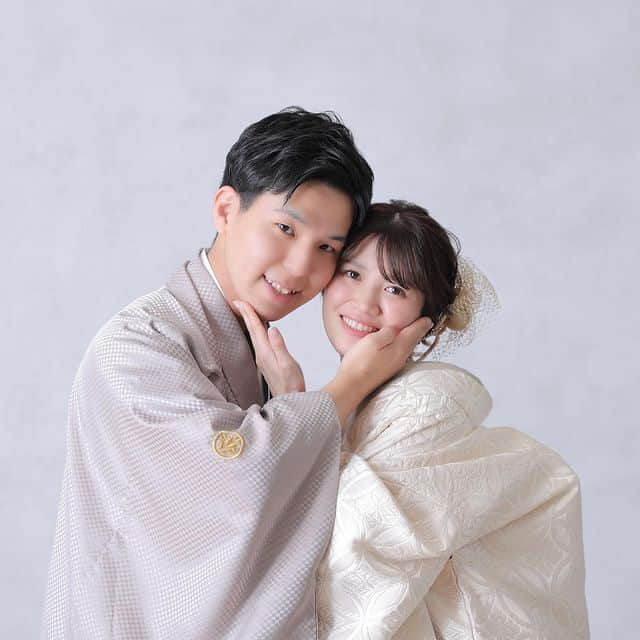 プレ花嫁の結婚式準備サイト farny 【ファーニー】さんのインスタグラム写真 - (プレ花嫁の結婚式準備サイト farny 【ファーニー】Instagram)「@farny_weddingをフォローして #プラコレ #美花嫁図鑑 を付けて投稿してください⡱ . ‥‥‥‥‥‥‥‥‥‥‥‥‥‥ Today's wedding photo from... @itomai_nstagram さん⚐* . ほっぺをむにっとした お二人の前撮りフォトが可愛すぎる🤍  少しゆるっとしたラフな撮影も 素敵ですよね💭  お二人らしいフォトを残してみてください✨ . ‥‥‥‥‥‥‥‥‥‥‥‥‥‥ . \\花嫁ライター募集中// @farny_wedding のDMに ”farny花嫁ライター希望”とお送りください✈︎✉︎ . \\花嫁アプリ // プロのアドバイザーに結婚式の相談を何度でも ウェディングドレスの記事や、 自分のウェディングレポを残せちゃう♡” . >>>TOPのURLからcheck ⋈ @placole_dressy >>>結婚のご相談は プラコレウェディングアドバイザーへ♡ @wedding_adviser >>>ウェディングレポを残したいなら、 farny by プラコレをcheck ✎ @farny_wedding >>>ウェディングアイデア＆DIYは ドレシーアイデアcheck ❁ @dressy_idea >>>素敵なドレスに出会いたい花嫁さま♡ @dressyonline_をcheck >>>お洒落で可愛いパパママ婚やフォトは @dressy.baby をcheck ∴ >>>鎌倉にOPEN”お花とドレスと紅茶のカフェ” @dressyroom_teaをcheck𓌉𓇋 >>>名古屋にOPEN”ウェディング体験型カフェ @dressycafe_nagoya をcheck𓌉𓇋 . ‥‥‥‥‥‥‥‥‥‥‥‥‥‥  #一度きりの人生一度は魔法にかけられて #結婚準備 #結婚式 #結婚式場 #当日レポ #撮影指示書 #weddingtbt #weddingdress #ウェディングドレス #ウェディングフォト #ブライダルフェア #farnyレポ #美花嫁図鑑 #mydress #大人可愛い #花嫁コーデ #花嫁コーディネート　#和装 #和装前撮り #前撮り」10月9日 0時00分 - farny_wedding