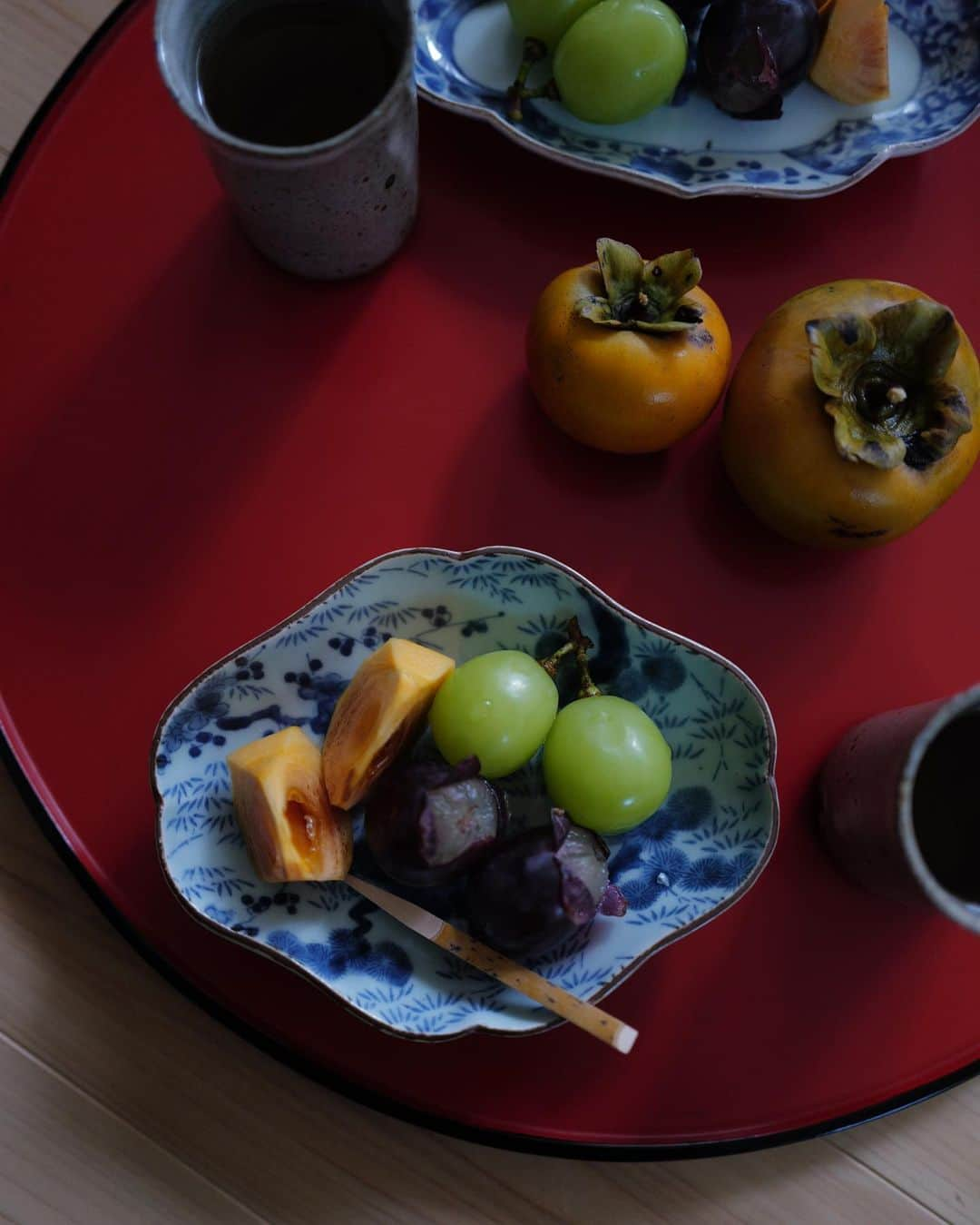 eriのインスタグラム：「吉田さんのおうちのお庭になった柿をいただいた  近くの神社のお祭の準備を見に行った  写真をあとで見返していたら この日私が吉田さんに 3年前に初めて会った記念日だったことに気づく」