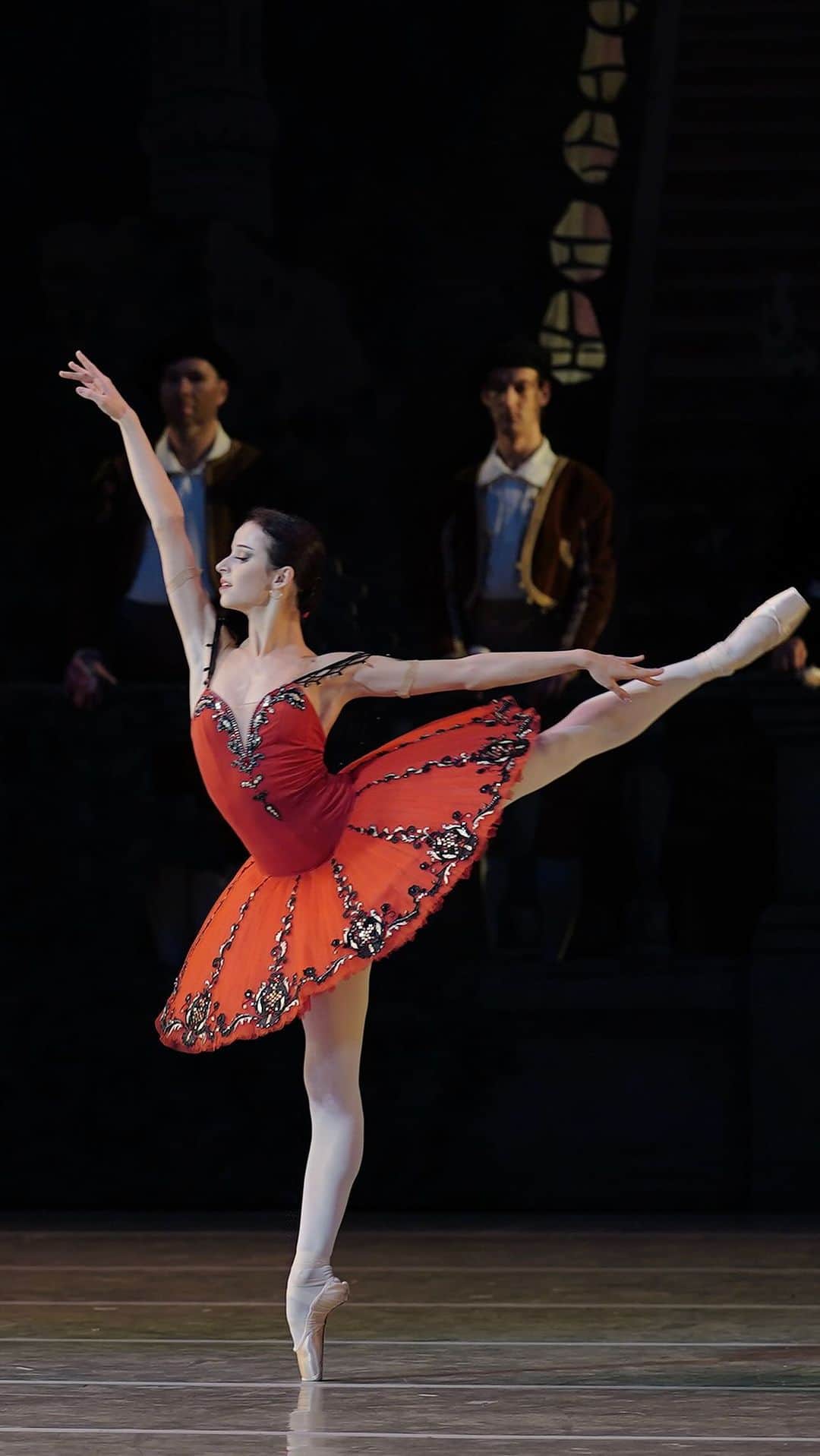 マリア・コーレワのインスタグラム：「A clip from “Don Quixote” 06.10.23 and an announcement that today Mariinsky Ballet goes on tour to China for 1 month 🇨🇳 We will perform “Swan Lake” and “Don Quixote” and visit Beijing, Nanjing, Taiyuan and Zhuhai 🩰   Кусочек видео «Дон Кихота» 06.10.23, а также объявление о том, что сегодня труппа Мариинского отправляется на гастроли в Китай на месяц 🇨🇳 Будем танцевать «Лебединое Озеро» и «Дон Кихот» и посетим четыре города - Пекин, Нанкин, Тайюань и Зухай 🩰」