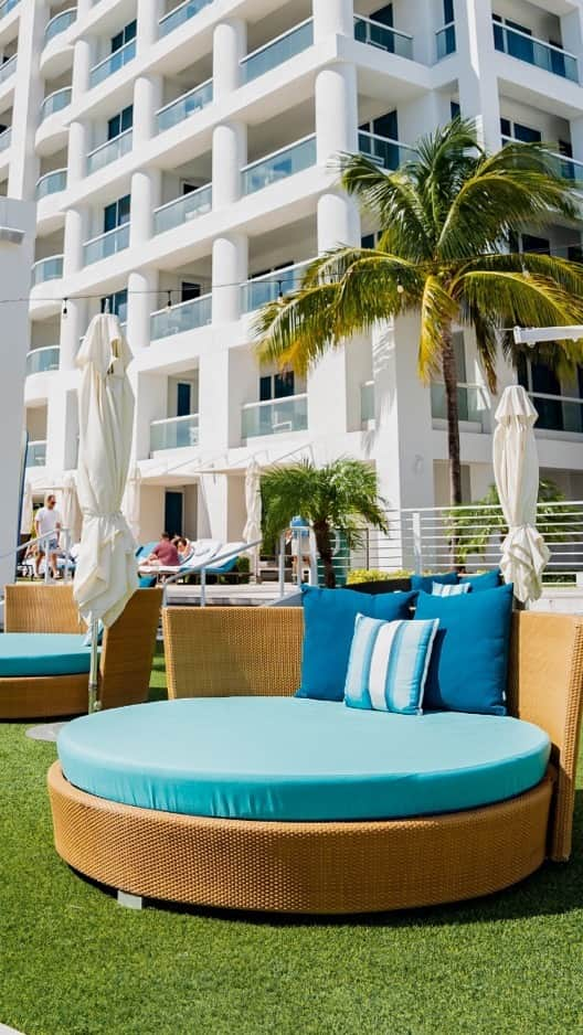 Conrad Hotelsのインスタグラム：「Serene weekends well spent, at @conradftlbeach.」