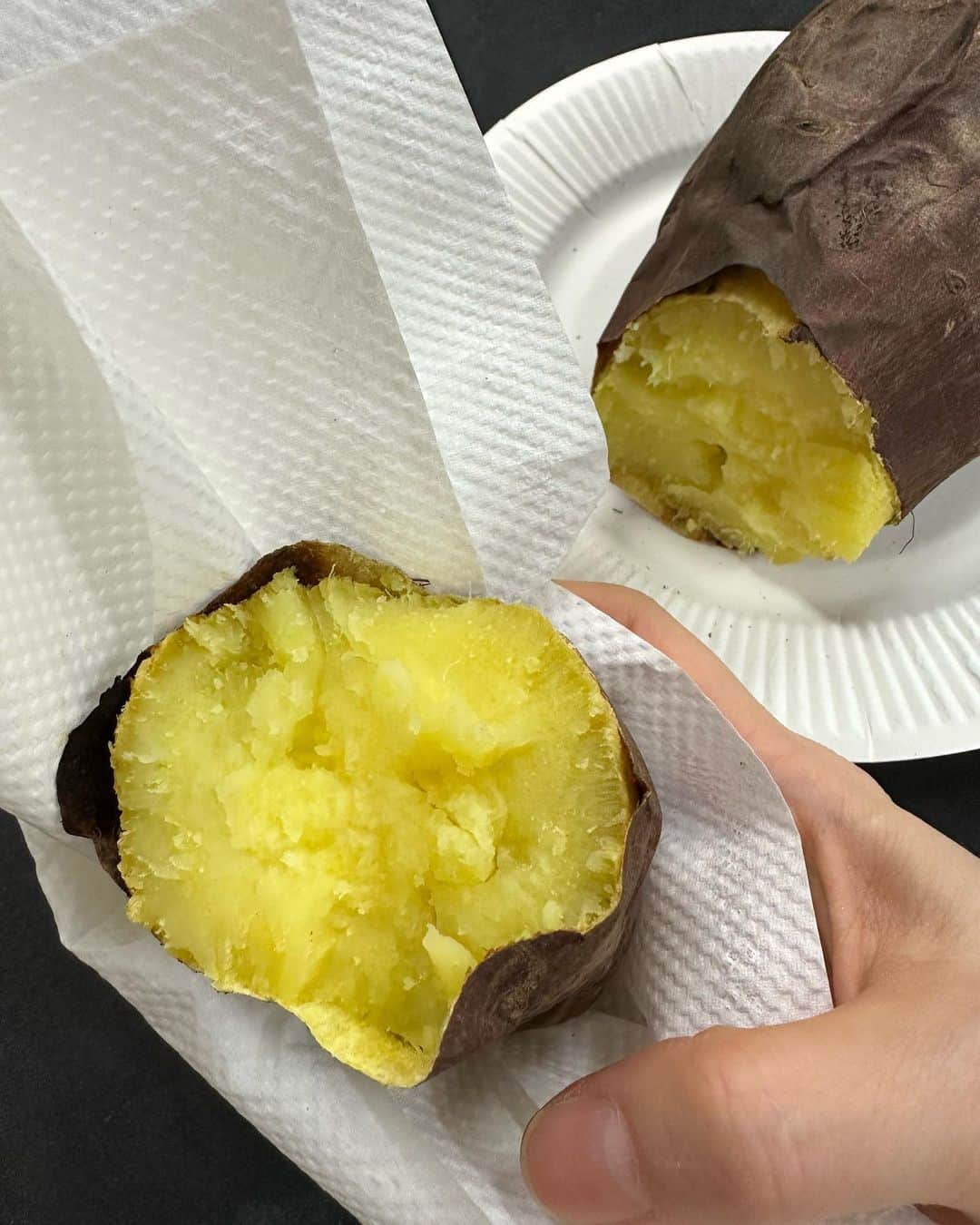 柴田淳のインスタグラム：「集中してる時に、外から石焼き芋〜🥳の声が聞こえて来て、監督がみんなに焼き芋🍠買ってくれた🥹💓💓💓💓💓 おいちい😍 大きいの貰っちゃった😝 ありがとうございます😊😊😊 明日の朝ごはんにもなるっっ！  幸せだなぁ🥰 ご馳走様です😋🍠💓」