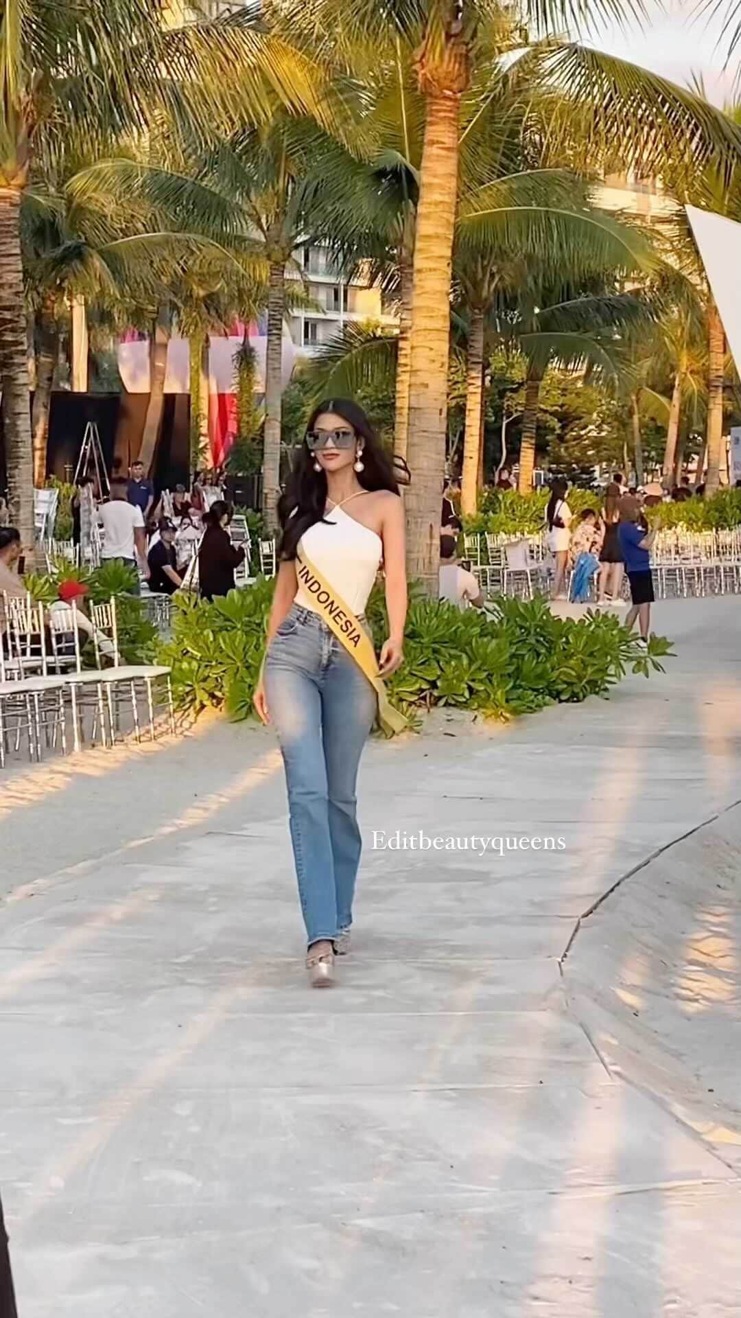 Ivan Gunawanのインスタグラム：「WOWZAHHH KIU KIU ✨  HADZARRR CIAA HADZARRR🔥🔥 Baru latihan aja udh sementer ini apalagi besok 🙌🏻  ga sabar liat @ritassyawellgreat besok di acara vietnam beauty fashion fest jam 10 tayang di youtube "grand tv" 🤩」