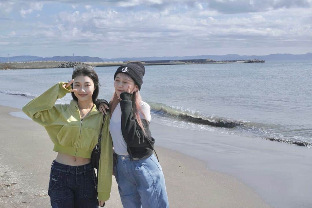 古谷柚里花さんのインスタグラム写真 - (古谷柚里花Instagram)「木更津と富津🌊🐚 浜焼き食べに行って海眺めに行ったんだけど早起きして行ったせいか時間がゆっくり流れていて、すごくリフレッシュできた🍃  阿波踊りで小さい頃から一緒にやってた4人で行きました🥹💞 希菜ちゃんも昔から一緒に阿波踊りをしてたからこうして今芸能のお仕事お互いしてるのすごい😂🫰🏻  きっと歳を重ねたこの先も大切なお友達の3人🫶🏻 #木更津 #木更津グルメ #富津 #浜焼き #ドライブ #ドライブコーデ #ドライブスポット #ootd #海デート #i4i」10月9日 0時08分 - uugirl_new_yurika