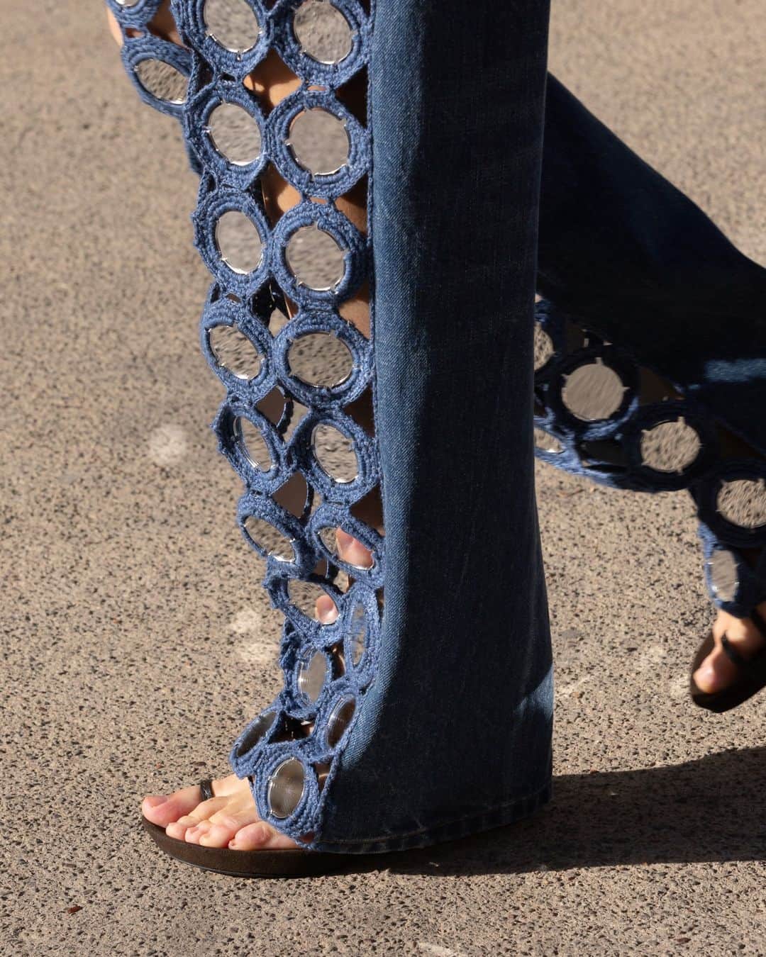 ステラ・マッカートニーさんのインスタグラム写真 - (ステラ・マッカートニーInstagram)「STELLA’S SUSTAINABLE MARKET: Crafted details. Vegan #Frayme bags with knotted mesh and corset lacing, alongside hand-crocheted mirrored denim.  Discover the full #StellaSummer24 runway collection at stellamccartney.com.  #StellaMcCartney #ParisFashionWeek #PFW #vegan #crueltyfree」10月9日 0時01分 - stellamccartney