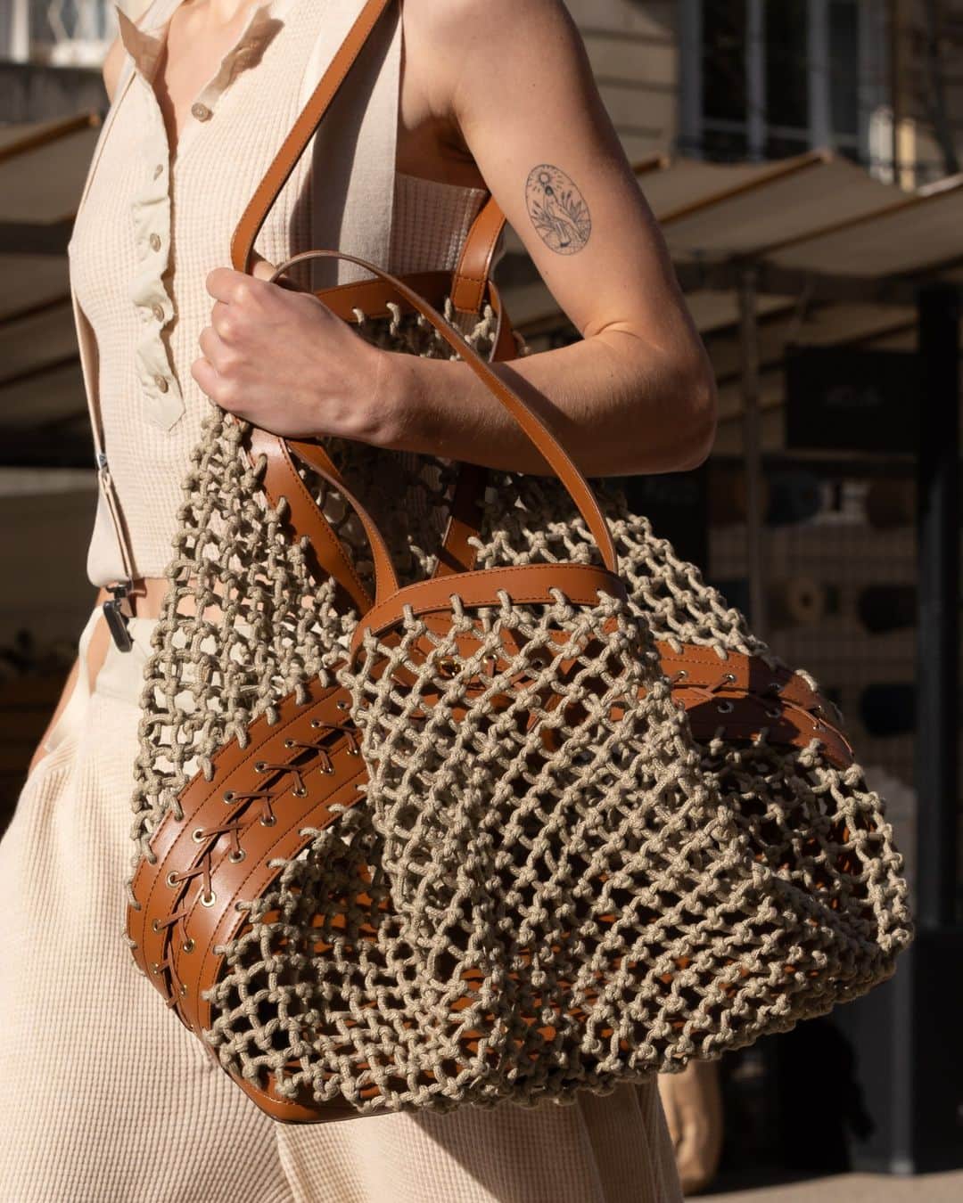のインスタグラム：「STELLA’S SUSTAINABLE MARKET: Crafted details. Vegan #Frayme bags with knotted mesh and corset lacing, alongside hand-crocheted mirrored denim.  Discover the full #StellaSummer24 runway collection at stellamccartney.com.  #StellaMcCartney #ParisFashionWeek #PFW #vegan #crueltyfree」