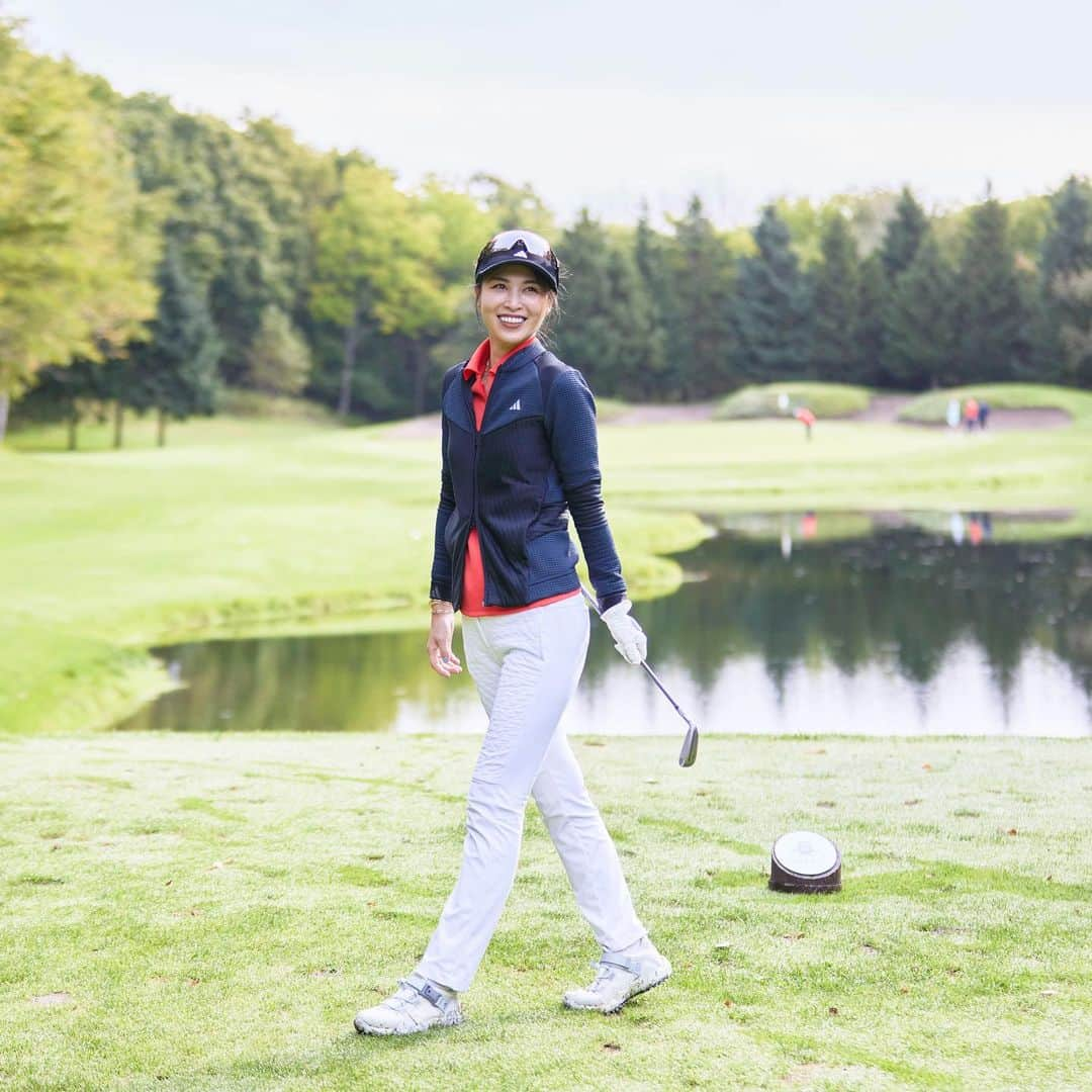 月本えりのインスタグラム：「❄️adidas Golf ULTIMATE365 TOUR EXPERIENCE 2023🗾  冬のゴルフが楽しみになるスタイリッシュかつ機能性を兼ね備た【COLD.RDY】コレクション⛳️ 暖気をため込み湿気だけ放つテクノロジーで冬のゴルフを暖かく快適に保ってくれます✨ 厚着してるからスウィング出来ない🙅‍♀️なんて、言い訳できないほど動きやすく快適で暖かいウエア🏌️‍♀️  オレンジをポイントにした渋野日向子プロと同じスタイリングを着用して北海道ニドムリゾートで行われたトライオンイベントに参加してきました🙋 私の組は、おはるちゃん、馬橋さん、水上さん🫶 途中ザンギに呪われたりしましたが🤣 笑って過ごせるメンバーで、とてもいい思い出になりました🙏 ありがとうございました❤️‍🔥  履いている白の中綿入りのパンツは特にオススメ📣 中綿入りのアイテムって膨らんでちょっとぽっちゃり見えてしまうものも多いけど、シルエットが美しくて美脚に見えるの💯 ストレッチ性も抜群で軽くて動きやすい⭕️  シューズだけでなく、ウエアの進化も止まらない⚡️ ゴルフを楽しむアイデアを無限大に提案してくれる @adidasgolf 🫶 チームadidas golfの皆様、いつもありがとうございます🙇  カメラマンさんは @nishimuphoto さん @yoppa408 さん📷 アプローチミスった絶望的な瞬間、ぜひ見てください🤣  #adidas #PR #giftedbyadidas #ゴルフ #golf #golffashion  #wintergolf #golfwear #coldweather  @adidasgolf  @adidastokyo」