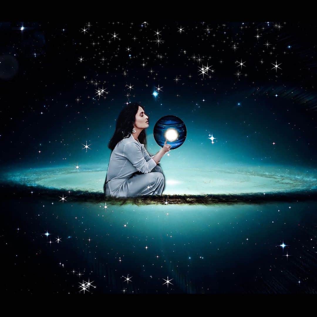のインスタグラム：「I wanted to remind everyone this #WorldSpaceWeek that we are all made of stardust✨, which means we are all a family, and space is also our home. 🌌 Thank you @salmahayekhasmyheart for collaborating with us to create this image that expresses that sentiment.  Quería recordarles a todos en esta #SemanaDelEspacio que todos estamos hechos de polvo de estrellas✨, lo que significa que somos una familia y el espacio también es nuestro hogar. 🌌 Gracias @salmahayekhasmyheart por colaborar con nosotros para crear esta imagen que expresa ese sentimiento.」