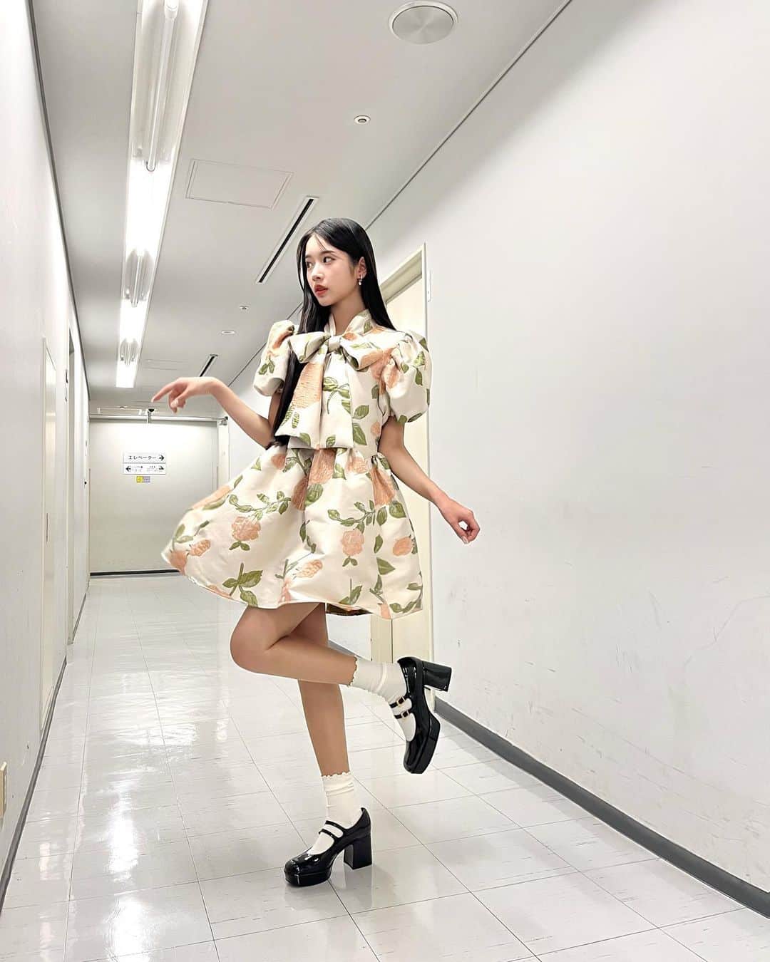 天翔天音のインスタグラム：「♥  涼しくなってきた〜 次は秋服ですね.🤎  皆さん体調にはお気をつけて下さいねꪔ̤̮  #天翔天音　#ファッション #ワンピース #ワンピ #fashion #asian #model #teen #05 #衣装」
