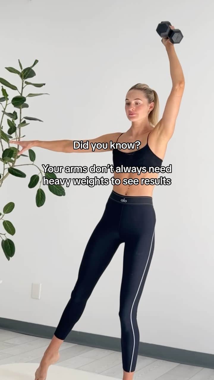 サンヌ・ヴロートのインスタグラム：「NEW workout challenge is starting tomorrow! 👇🏼  Our 7 day @soulsyncbody sculpted arms & abs program  is here to help you challenge yourself into finding more consistency with yourself ! This guided program is focused on achieving those strong arms and core with pilates and strength movements!   Who is excited!?  You can start the 7 day free trial and access the full program on soulsyncbody.com!   See full schedule down below:  Monday: 47 min Arms, Back & Shoulder Pilates Workout Tuesday: 23 Min Core & Obliques Workout - no equipment Wednesday: 37 min Arms & Abs Strength Thursday: 23 Min Total core & Ab Pilates workout Friday: 40 min Arms, Bicep & Tricep Power Pilates Saturday: 26 Cardio & Core w/ medium dumbell Sunday: 11 Min Upper Body Stretch Routine  Workout set: @alo ❤️」