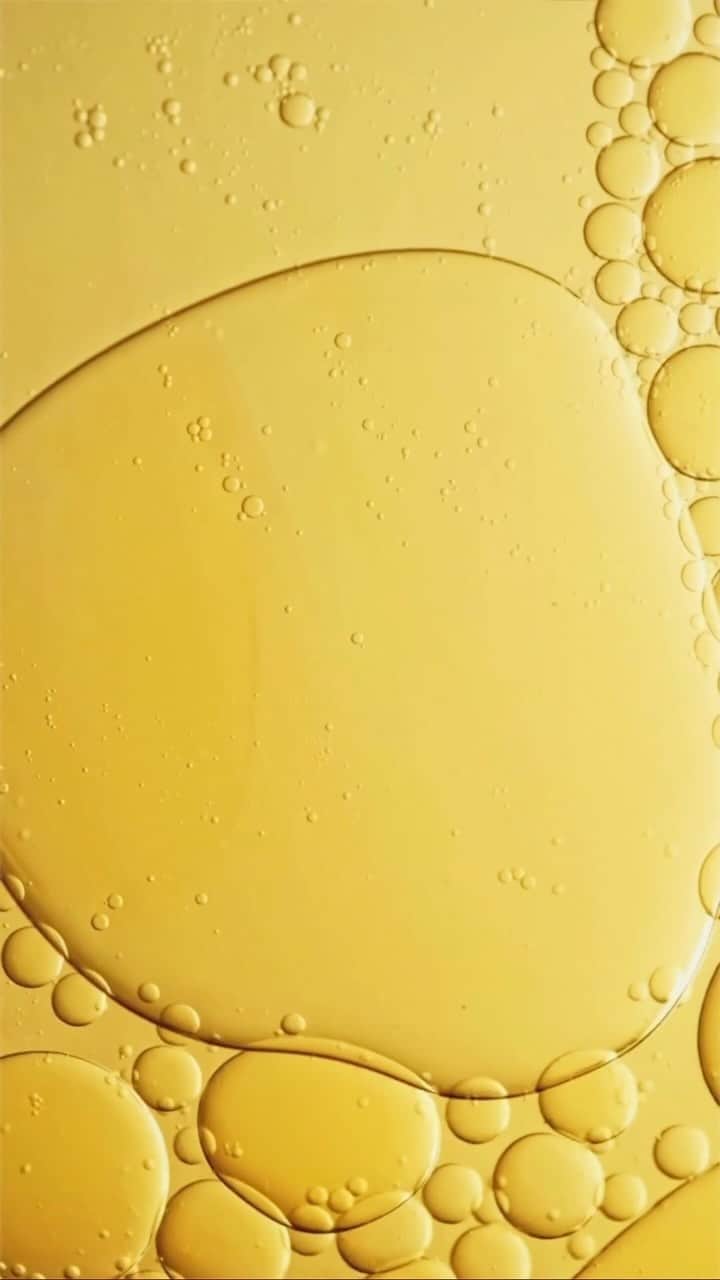 ドゥラメールのインスタグラム：「When it comes to nourished, youthful-looking skin that glows, a drop of the lightweight Renewal Oil is a start—but three (or four) is more like it.  #LaMer #LaMerSkincare #LaMerRenewalOil」