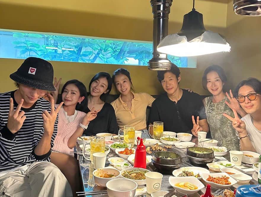 ユ・ジヨンのインスタグラム：「이렇게 사랑스럽고,따뜻한 사람들을  만나게 해주셔서 감사드립니다!🙏 우리 또 만나요❤️  #여행을대신해드립니다  #크랭크업🎬  #쫑파티🎉  #사진은_오늘_아님」