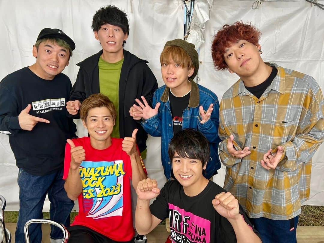 BOYS AND MENさんのインスタグラム写真 - (BOYS AND MENInstagram)「⚡️ #イナズマロックフェス 2023 ⚡️  #辻本達規 と #本田剛文 が、 #17LIVE バックステージ特別配信 DAY2🔥🔥🔥  #04LimitedSazabys (@04limitedsazabys_official )さんとお写真🐉💥  ありがとうございました🤟😎  #BOYSANDMEN #ボイメン #イナズマロック_ニシステ」10月9日 0時06分 - boysandmen_official