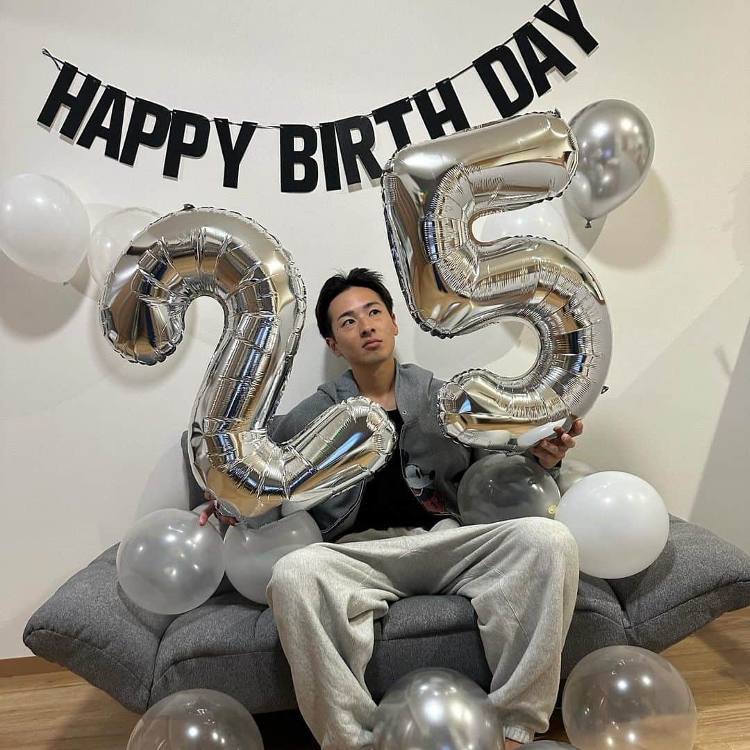 漆山葵さんのインスタグラム写真 - (漆山葵Instagram)「もう25歳になってしまいました！ 悔いの残らないよう仕事、遊び全力で良い一年にしていきます✌️  たくさんのメッセージありがとうございます😊」10月9日 0時16分 - a3r21n32