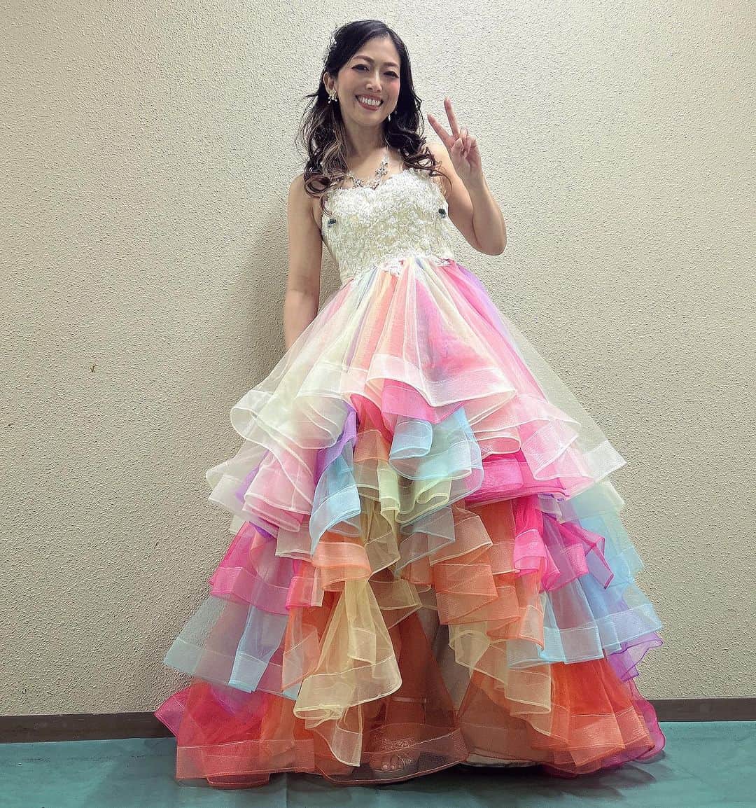 Liaのインスタグラム：「本日の1枚🌈 お疲れ様でした❣️ 明日も頑張る💪おやすみ〜❤️ #ドレス」