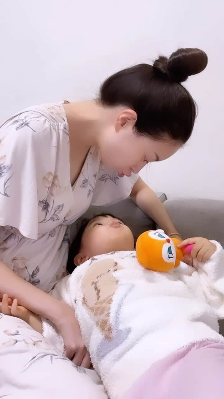 小川真葵のインスタグラム：「娘のチュー待ちの顔愛おし。笑 #3歳女の子 #親子 #シングルマザー」