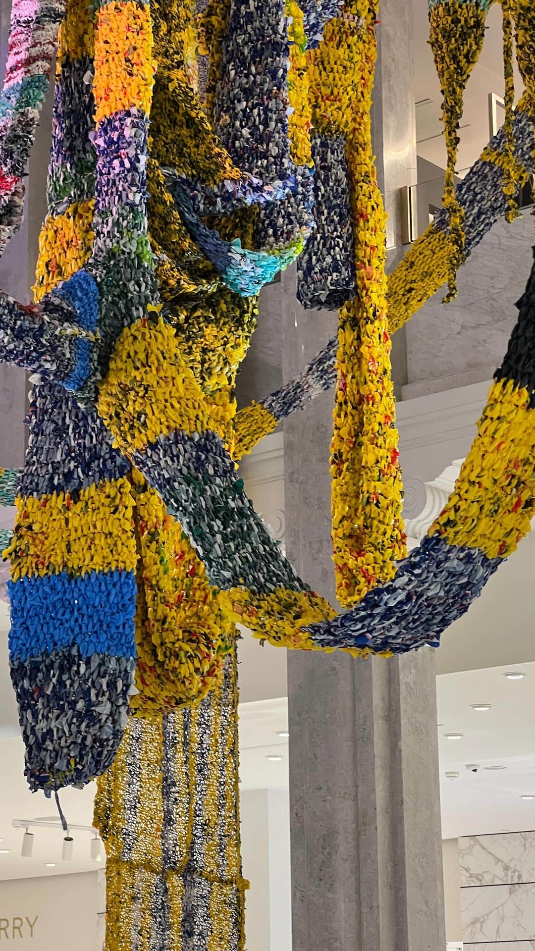 のインスタグラム：「Træder du lige nu ind i @illumcph, bliver du mødt af en massiv strikinstallation af kunstner #KennethRasmussen, der har transformeret aflagte plastikposer fra supermarkeder til kunst. Oplev det fascinerende værk i stormagasinet frem til 22. oktober.」