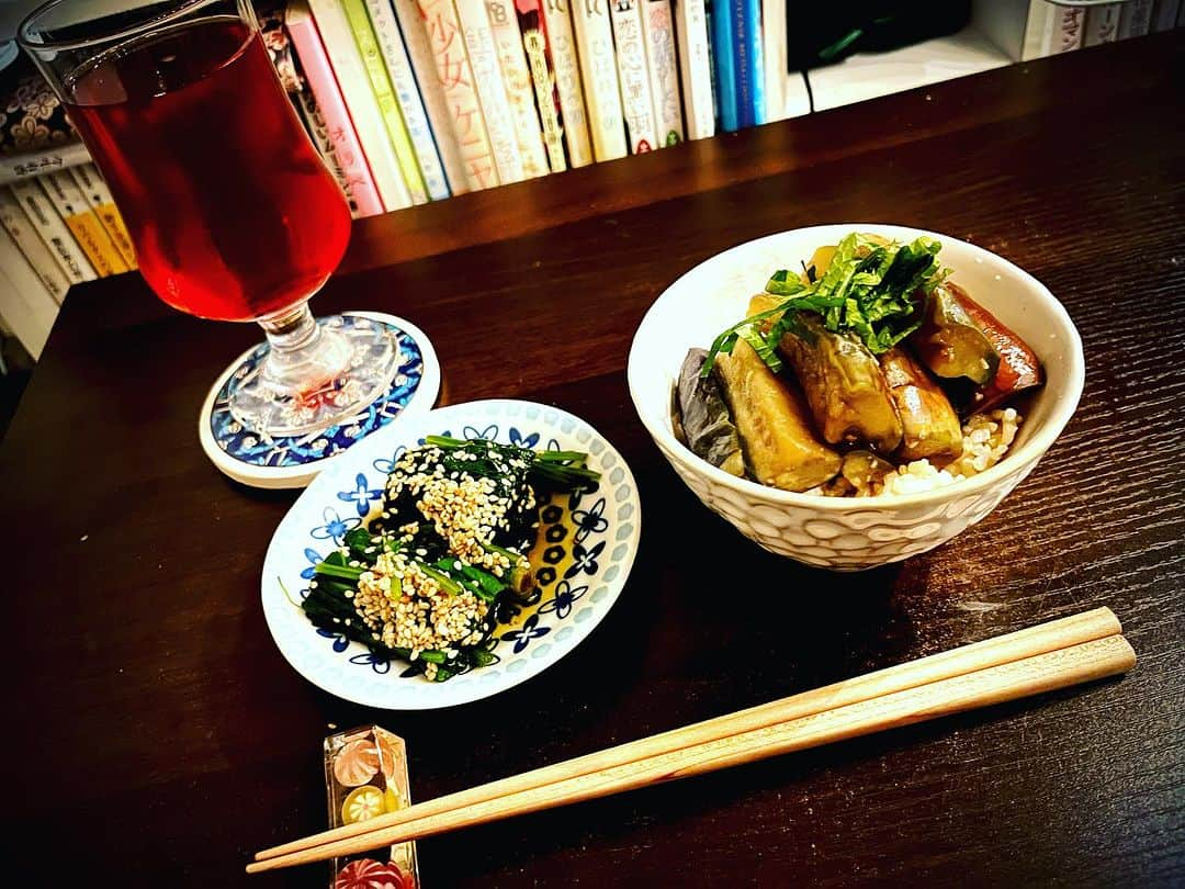 白珠イチゴさんのインスタグラム写真 - (白珠イチゴInstagram)「おゆうはんは、シンプル。  #ご飯 #夕ご飯 #夕ご飯記録 #晩御飯 #晩御飯の記録 #ナス #ひとり暮らし #ひとりごはん #1人暮らし #一人暮らし #一人暮らし女子 #ローズヒップティー #ローズヒップ #ほうれん草 #ほうれん草のおひたし #玄米 #玄米菜食 #玄米ダイエット」10月9日 0時29分 - shiratamaichigo