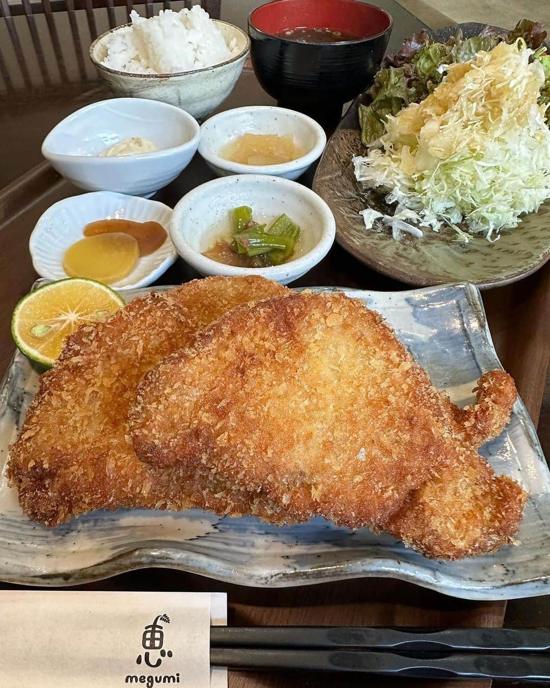 ナゴレコさんのインスタグラム写真 - (ナゴレコInstagram)「📍「食事処 恵」 ･････････････････････････････････････････  ビッグなお魚フライが食べられるお食事処を発見👀✨  北名古屋市にある「食事処 恵」さんでは、豚カツ定食やお刺身定食など種類豊富な定食メニューが楽しめます🥢 中でも驚いたのがこちらの「マグロカツ定食」🐟  おさかなフライとは思えないトンカツ並みのサイズ感にびっくり👀🔥 写真から伝わる衣のサクサク感…ん〜たまらない🤤💕  汁物にたっぷりの白米、サラダや副菜までついて1,000円ちょっととコスパも最強👛 添え付けのすだちをかけるとまた違った味わいが楽しめそう🍋  ボリューム満点の定食が食べたい人にはとってもオススメです🔖 みんなもぜひ「食事処 恵」さんでコスパ最強の定食メニューを楽しんでみてね✨  ┈┈┈┈┈┈┈┈┈┈┈┈┈┈┈┈┈┈┈  🍤名古屋のローカルグルメメディア【ナゴレコ】🍤  名古屋人がレコメンドする本当に美味しい名古屋めし🥢 これさえフォローしておけば、街の流行りがきっとわかる◎ 100名以上の編集部で作り上げる、名古屋エリア最大規模のグルメメディアです📝  他の投稿はこちらから👉 @nagoya_food  ┈┈┈┈┈┈┈┈┈┈┈┈┈┈┈┈┈┈┈  素敵な投稿にタグ付けしていただきありがとうございます✨  #ナゴレコ で、あなたの投稿をリポスト！ webサイト「ナゴレコ」もチェックしてね👀 ･････････････････････････････････････････  ☞ photo by （ @harakuroneko ）さん  北名古屋市 cafe Y&Sさんと隣接してる 食事処 恵さんへ  鯵フライがお気に入りでお店に着くと 悩ましいおすすめランチが 入口で悩んで店内でも悩んだ  悩んだ結果 ▪️マグロカツ定食 驚きのボリュームで １１００円!!  マスターデカ盛りに目覚めたのかしら笑？ 楽しそうだったww  その辺のトンカツに負けない分厚さ 酢橘添えが嬉しい 酢橘かけてぇのタルタルが最高  ココはメインはもちろん、あおさ入りのお味噌汁もご飯も美味しいところが大好き そして好んで食べる事はないけど、1枚だけ付いてくる奈良漬け的なお漬物も地味に好き  恵さん ごちそうさまでした。  店舗情報 北名古屋市鹿田栄122-1 0568-54-2600 11:00~13:30LO／17:00~21:30LO 定休日 月曜日 駐車場 11台 内2台軽専用」10月9日 0時32分 - nagoya_food