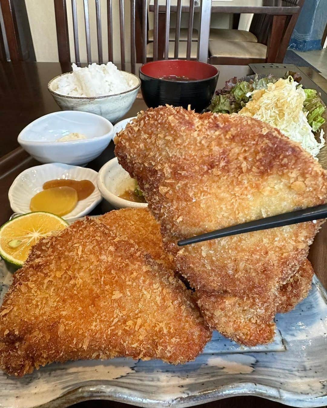 ナゴレコさんのインスタグラム写真 - (ナゴレコInstagram)「📍「食事処 恵」 ･････････････････････････････････････････  ビッグなお魚フライが食べられるお食事処を発見👀✨  北名古屋市にある「食事処 恵」さんでは、豚カツ定食やお刺身定食など種類豊富な定食メニューが楽しめます🥢 中でも驚いたのがこちらの「マグロカツ定食」🐟  おさかなフライとは思えないトンカツ並みのサイズ感にびっくり👀🔥 写真から伝わる衣のサクサク感…ん〜たまらない🤤💕  汁物にたっぷりの白米、サラダや副菜までついて1,000円ちょっととコスパも最強👛 添え付けのすだちをかけるとまた違った味わいが楽しめそう🍋  ボリューム満点の定食が食べたい人にはとってもオススメです🔖 みんなもぜひ「食事処 恵」さんでコスパ最強の定食メニューを楽しんでみてね✨  ┈┈┈┈┈┈┈┈┈┈┈┈┈┈┈┈┈┈┈  🍤名古屋のローカルグルメメディア【ナゴレコ】🍤  名古屋人がレコメンドする本当に美味しい名古屋めし🥢 これさえフォローしておけば、街の流行りがきっとわかる◎ 100名以上の編集部で作り上げる、名古屋エリア最大規模のグルメメディアです📝  他の投稿はこちらから👉 @nagoya_food  ┈┈┈┈┈┈┈┈┈┈┈┈┈┈┈┈┈┈┈  素敵な投稿にタグ付けしていただきありがとうございます✨  #ナゴレコ で、あなたの投稿をリポスト！ webサイト「ナゴレコ」もチェックしてね👀 ･････････････････････････････････････････  ☞ photo by （ @harakuroneko ）さん  北名古屋市 cafe Y&Sさんと隣接してる 食事処 恵さんへ  鯵フライがお気に入りでお店に着くと 悩ましいおすすめランチが 入口で悩んで店内でも悩んだ  悩んだ結果 ▪️マグロカツ定食 驚きのボリュームで １１００円!!  マスターデカ盛りに目覚めたのかしら笑？ 楽しそうだったww  その辺のトンカツに負けない分厚さ 酢橘添えが嬉しい 酢橘かけてぇのタルタルが最高  ココはメインはもちろん、あおさ入りのお味噌汁もご飯も美味しいところが大好き そして好んで食べる事はないけど、1枚だけ付いてくる奈良漬け的なお漬物も地味に好き  恵さん ごちそうさまでした。  店舗情報 北名古屋市鹿田栄122-1 0568-54-2600 11:00~13:30LO／17:00~21:30LO 定休日 月曜日 駐車場 11台 内2台軽専用」10月9日 0時32分 - nagoya_food