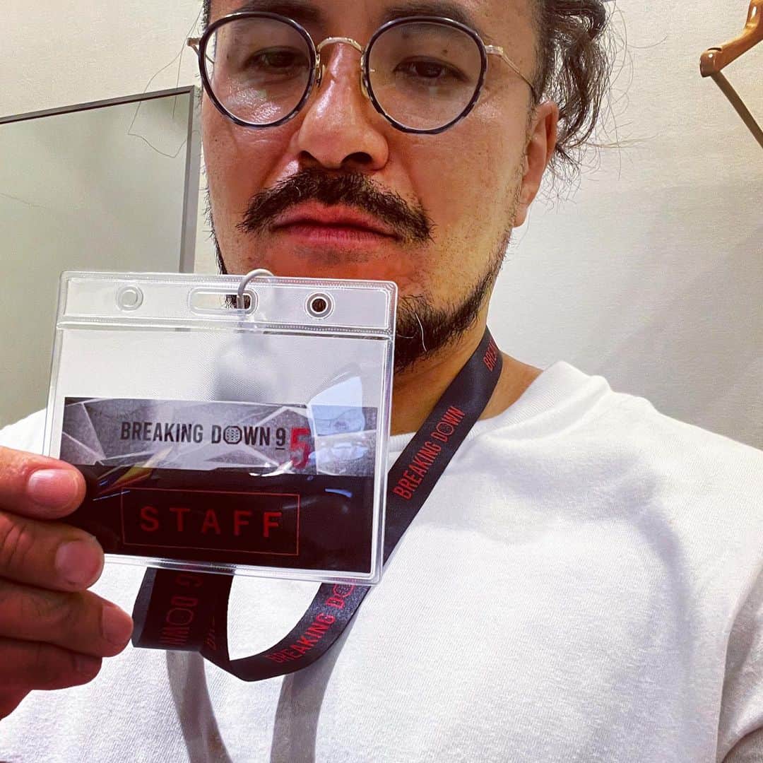 今成夢人のインスタグラム：「ブレイキングダウンの会場に行った。1分間の試合なので、興行イベントとしての進行がサクサクと素早いことももちろんだが、試合よりも煽りVTRの方が長いので、これはVTRの作り手からするとめちゃくちゃやり甲斐があるんじゃないだろうかって思った。その観点で観たら結構羨ましさはあって、「1分で適当なV作っておいてください」という愛のない発注を受けてきた身としたら、それなら試合も1分でやってくれって思っても致し方ないのではないだろうか。前の試合の人が客席側で待機していて、イスの席を挟んで互いに威嚇しあってるのが生物というか、野生味があって最高だった。これはたぶんカメラのフレームの外で起きてる出来事だからやっぱりカメラに収まらないことは面白いなと感じた。不良文化的な側面もそうだけど、このマーケットを逃さなかった運営凄えなとも思った。学びがたっぷりあった」