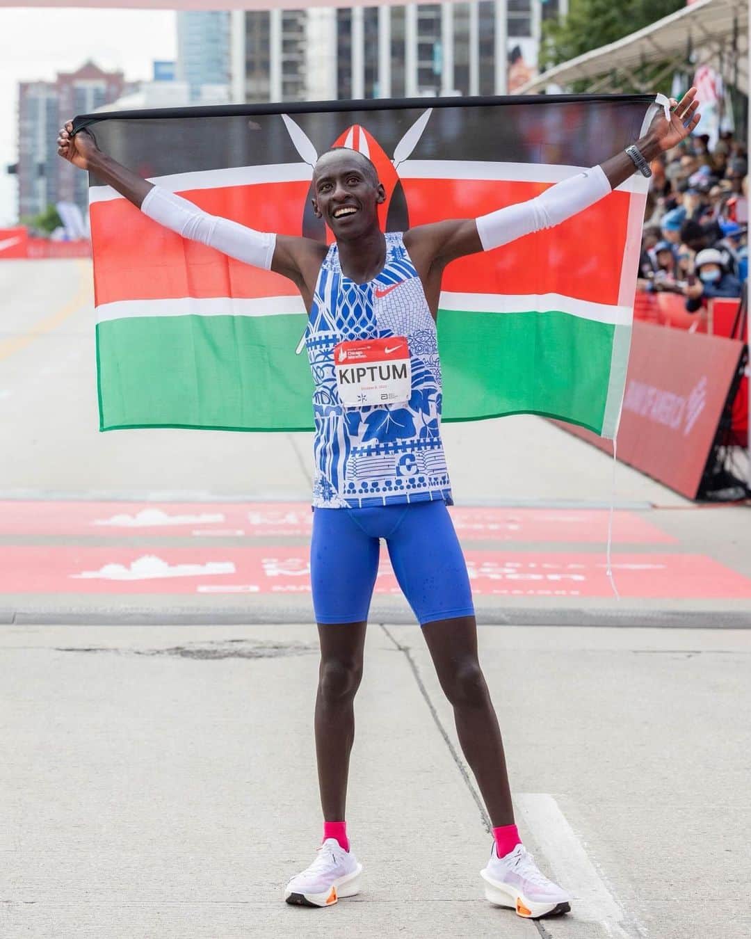 NIKEのインスタグラム：「@kelvinkiptumcheruiyot leaves the world behind. 🌎   In his third marathon ever, Kelvin Kiptum sets a new World Record at @ChiMarathon, running the fastest official marathon of all time.  Congratulations, Kelvin. In 2:00:35, you’re leading the charge on the future of Running. ✨」