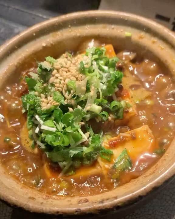 池袋寅箱のインスタグラム：「雨の日曜日  ジビエ麻婆豆腐です。 猪、鹿、羆のお肉が入ってます。 豆豉が入ったこだわりの逸品となっており〼。 体の中から温めて、連休中日、レッツパーリー  本日もお待ちしておりますー！  #池袋寅箱#池袋トラバコ#新宿寅箱#新宿トラバコ#池袋ジビエ#池袋鰻#池袋ウナギ#池袋日本酒#池袋ワイン#池袋クラフトビール#池袋居酒屋#東京ジビエ#東京鰻#東京ウナギ#東京うなぎ#都内ウナギ#都内居酒屋#都内ジビエ#都内日本酒#都内ワイン#都内クラフトビール#ジビエ#ウナギ#クラフトビール#日本酒#居酒屋」