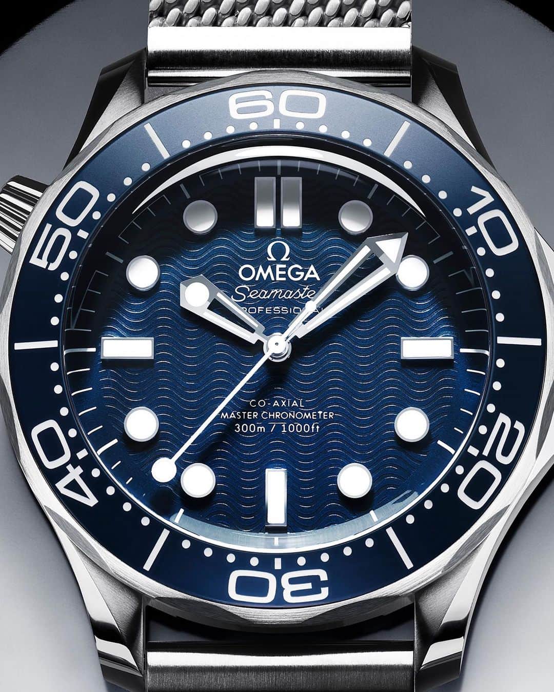 オメガのインスタグラム：「To mark James Bond Day, we present our ultimate tribute. The Seamaster Diver 300M infused with @007 details.  #OMEGA #BondWatch」