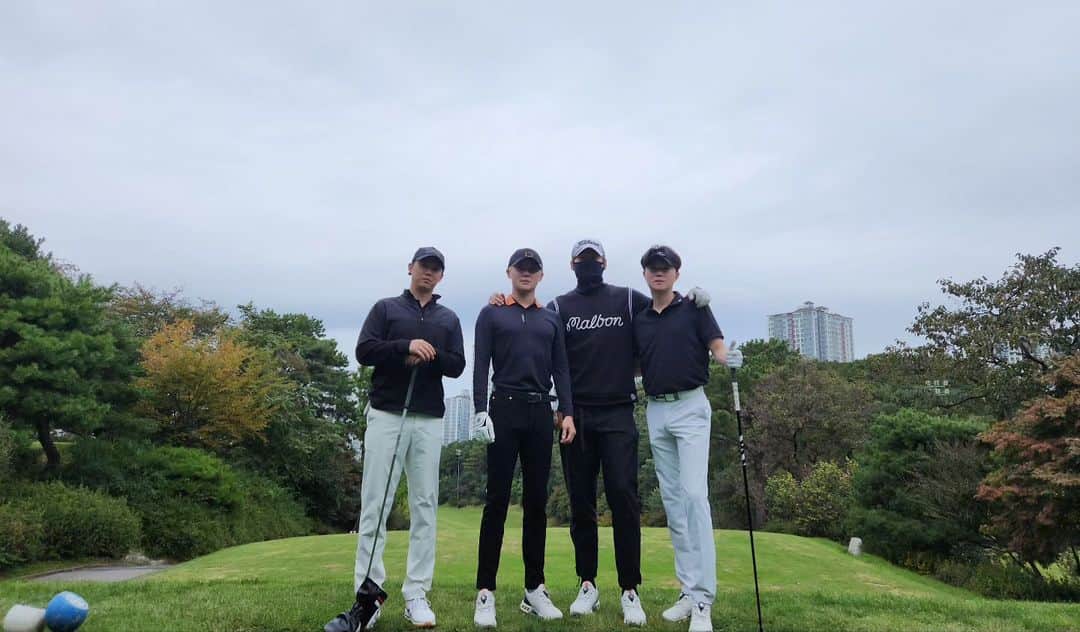 ジュンスのインスタグラム：「🙃」