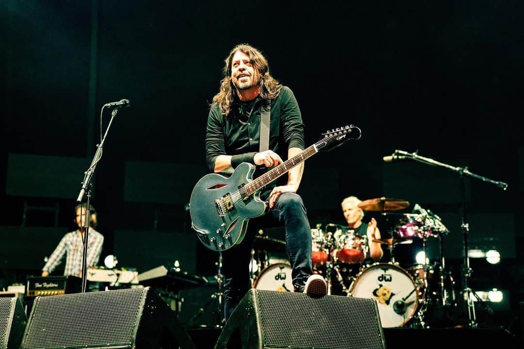 フー・ファイターズのインスタグラム：「@aclfestival let's do it again next weekend??? #ACLFest   📷 @poonehghana」