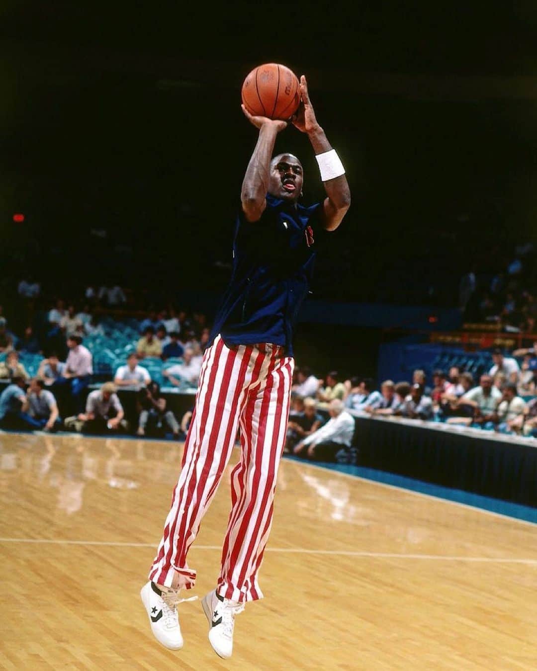 FIBAのインスタグラム：「This warm-up outfit of MJ goes hard 🇺🇸 🐐  🎥 TW - Timeless Sports」