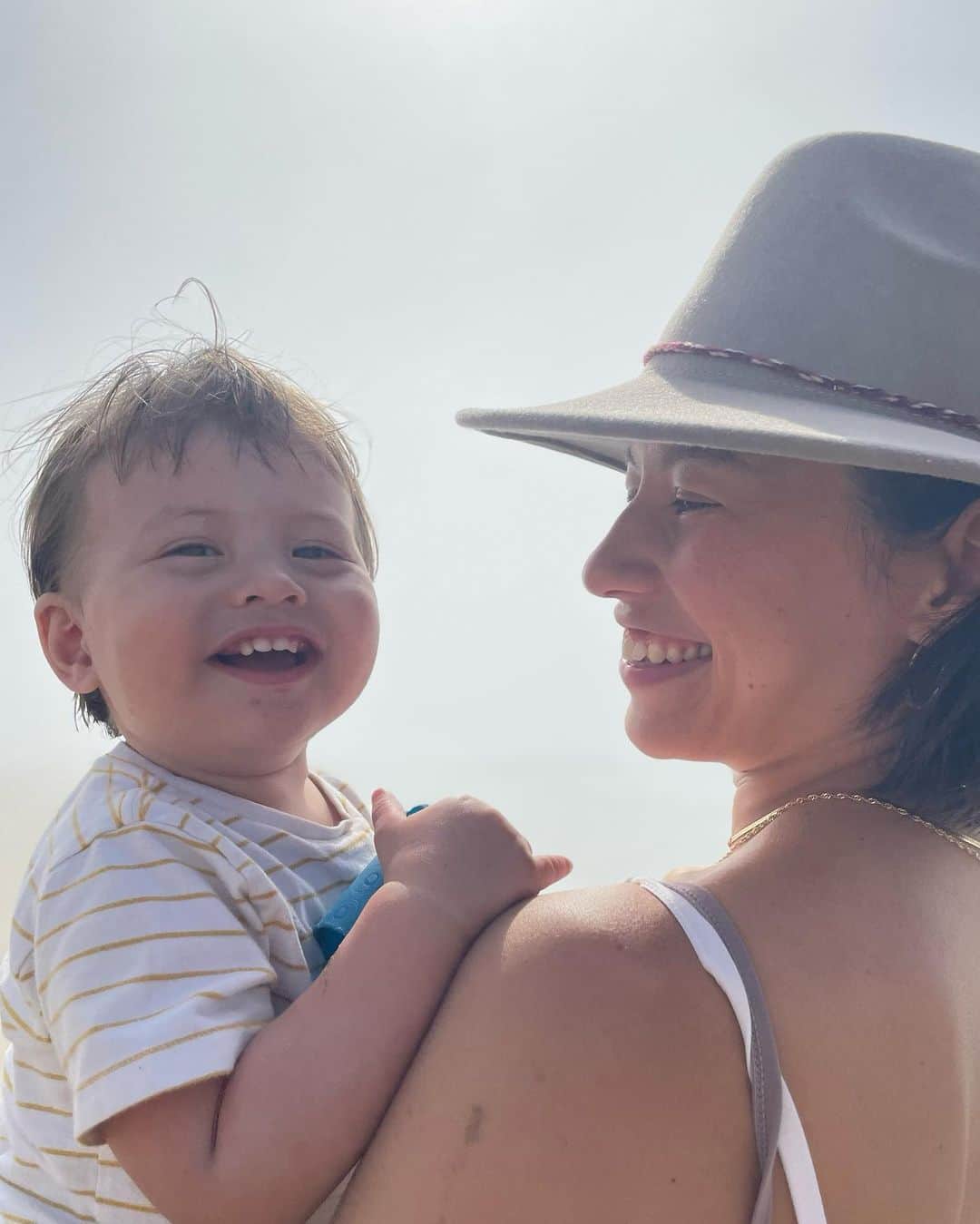 ジェシカのインスタグラム：「You light up my world, my little guy. Even on cranky days.  Thank you @trulyyoors for always capturing the best moments. 🥹」