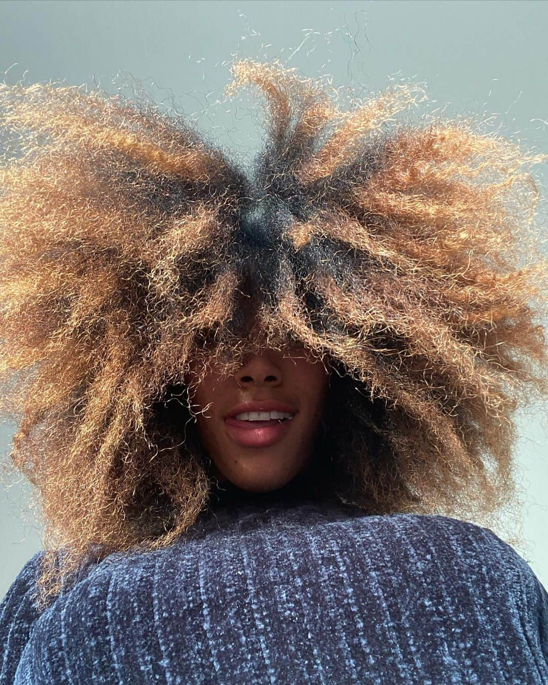 Herizen Guardiolaさんのインスタグラム写真 - (Herizen GuardiolaInstagram)「Freed my hair from the braids!  Having a crown appreciation day🦁♥️ The feeling of taking my hair out is comparable to taking off your bra after a long ass day! Good lord I feel free 😂😮‍💨」10月9日 4時30分 - herizen_fawn