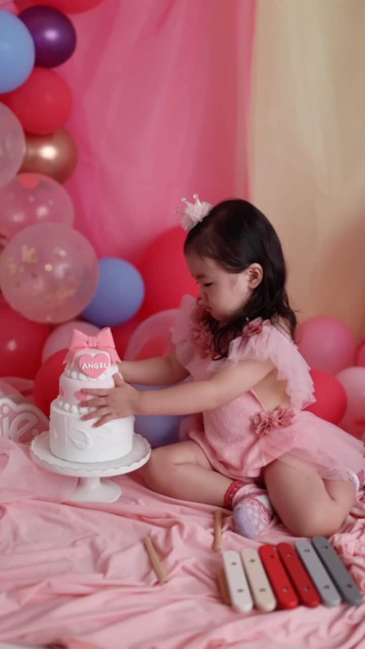 石田安奈のインスタグラム：「2歳のお誕生日おめでとう❤️🎂  私にとってかけがえのない娘❤️ あなたが産まれて寝不足で目まぐるしい毎日を送ってるけどそんなの人生の中で大したことではないということ。  あなたという存在がもう奇跡よ。 成長するたびに私が成長させられてる🥹❤️ あなたの自慢のママでいられるよう私も日々進化成長していくね。  #フォト#誕生日#2歳#2歳誕生日 #子育て#育児#子供」