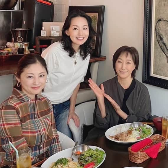 高島礼子さんのインスタグラム写真 - (高島礼子Instagram)「集合しました 女子会ランチ🍚 会話が途絶えません やっぱり楽しいですね☺️✨ 頼もしいとても良い刺激を受けました❣️  #とよた真帆　さん #常盤貴子　さん #女子会ランチ  #楽しい会話 #美味しい食事」10月9日 0時57分 - reico.official