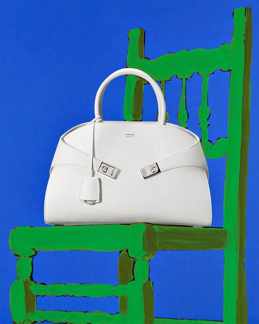 サルヴァトーレ・フェラガモのインスタグラム：「Rendered in soft and hard textures, the #FerragamoHugBag ‘s silhouette is engineered with folding side panels that extend to the front to allow locking and unlocking the oblique closures with the signature Gancini. #FerragamoFW23」