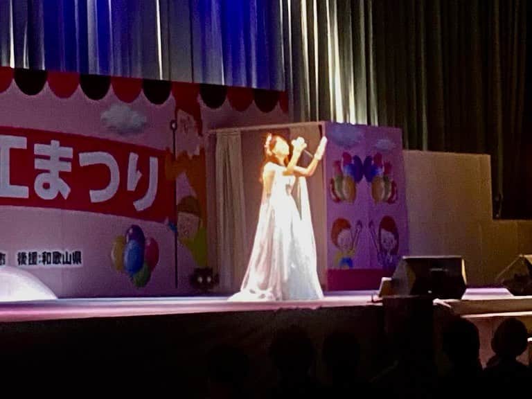 のインスタグラム：「和歌山商工会議所の「75回商工祭り」のコンサート。心を込めて歌とおしゃべり。最高なお客様でした。一緒に笑い、掛け声、手話、平和の輪。。。ありがとうございました‼️」