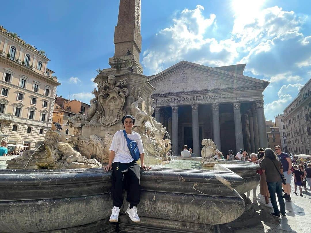 広瀬斗史輝さんのインスタグラム写真 - (広瀬斗史輝Instagram)「Thanks to them, I was able to create wonderful memories in Rome. Rome is truly a beautiful city, so I definitely want to come back. I threw a coin into the Trevi Fountain, so I think I'll be able to return to Rome. I'll work hard on my English studies while enjoying the rest of my school life back in Manchester.  Grazie.」10月9日 1時03分 - toshiki_hirose
