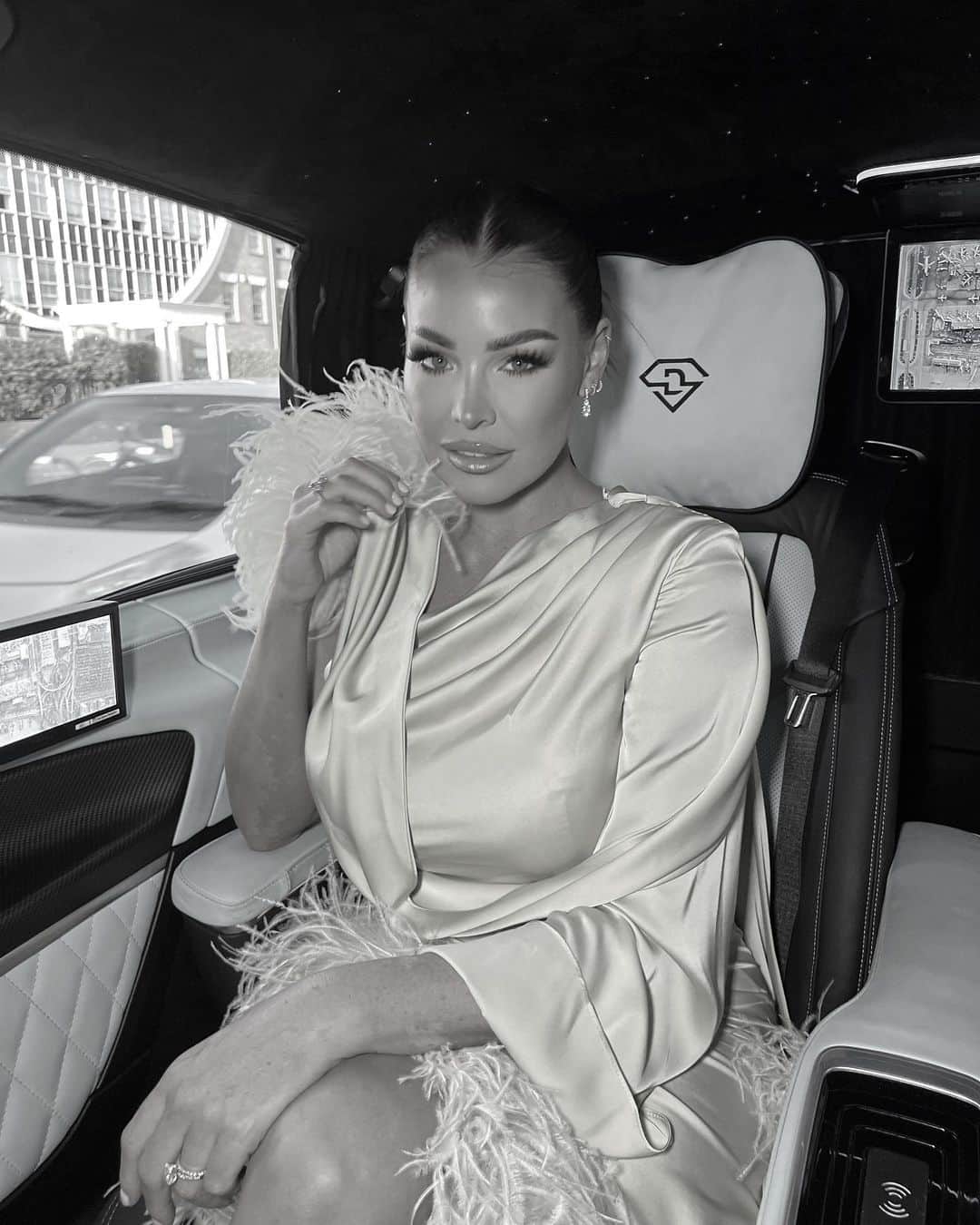 Jessica Wrightのインスタグラム：「Special Sunday 💜 On my way to @prideofbritain to celebrate some extremely special people 💫」