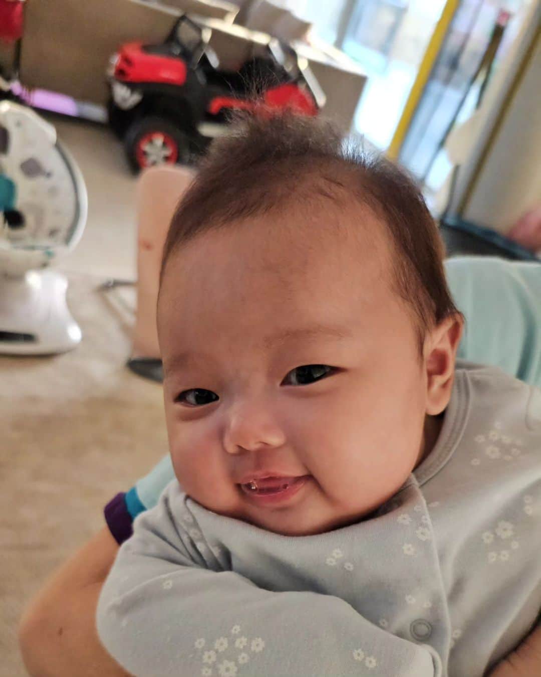 与沢翼さんのインスタグラム写真 - (与沢翼Instagram)「赤ちゃんが最近よく笑ってる。生後2か月くらい経つと生理現象による笑顔だけじゃなく周りの人や物に反応して笑う外発的（社会的）微笑というのも始まるらしい。私を見ると毎度笑うんだけど😅どうしてかな笑」10月9日 1時06分 - tsubasayozawa