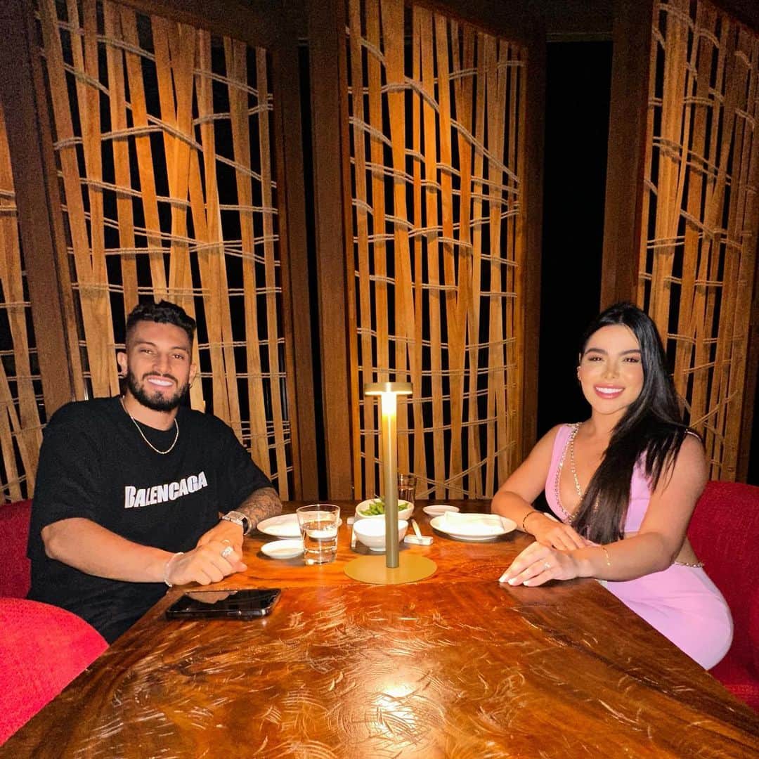 アレックス・ニコラオ・テレスのインスタグラム：「Recovery time with my love ❤️🤩🇲🇻」