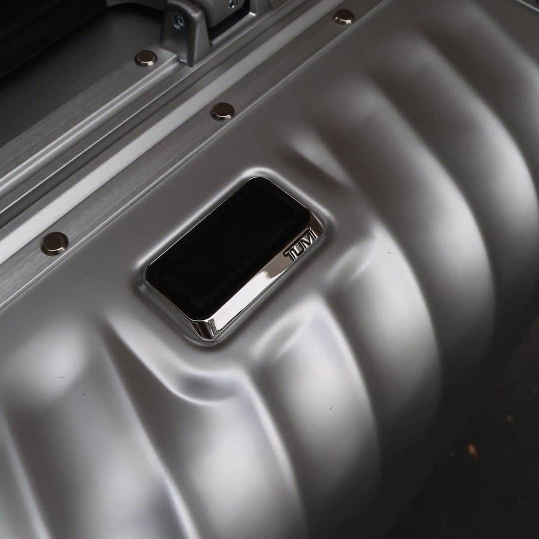 トゥミのインスタグラム：「Up close and personal with 19 Degree Aluminum captivating curves. It’s as strong as it is eye-catching with meticulously crafted aircraft-grade aluminum and 360° dual-recessed wheels for durability that moves.  #TUMI19D」