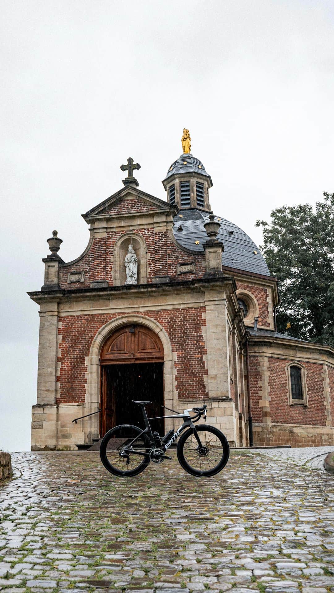 ファビアン・カンチェラーラのインスタグラム：「This was #Teammachine_R launching at @ilombardia   Click the link in bio to learn more about BMC’s all-new aero race bike.  #RedefineRacing #CreateSpeed #Ride_BMC #roadcycling #lombardia  🎥 @raphaelsurmont / @chris_baer」