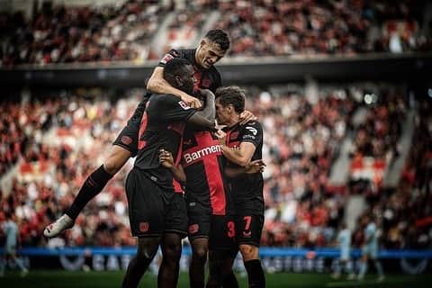 グラニト・ジャカのインスタグラム：「What a win! Just happy to make our fans happy 😁❤️🖤 #Werkself#gx34」