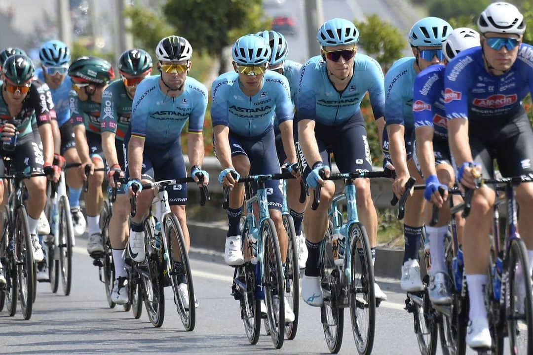 マーク・カヴェンディッシュさんのインスタグラム写真 - (マーク・カヴェンディッシュInstagram)「BACK AT IT!!!! 😆  First race with @astanaqazaqstanteam since my crash in July and started to dust the cobwebs off in the sunshine here today @tour_of_turkiye. Great result from our boy Glebby to get on the podium.」10月9日 1時15分 - markcavendish